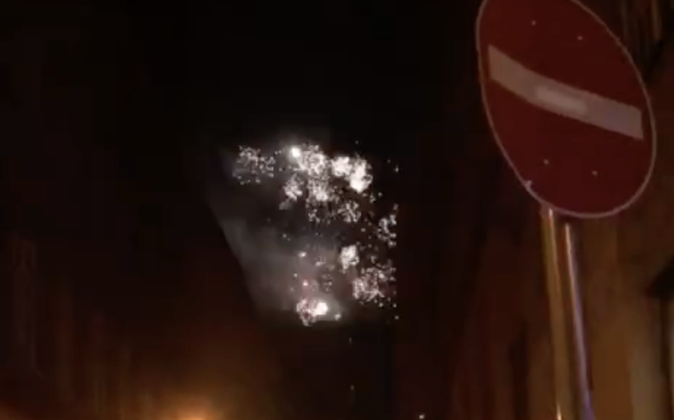 Fradi-Olympiakosz: Tűzijátékkal keltették hajnalban a görögöket a zöld-fehér szurkolók - videó