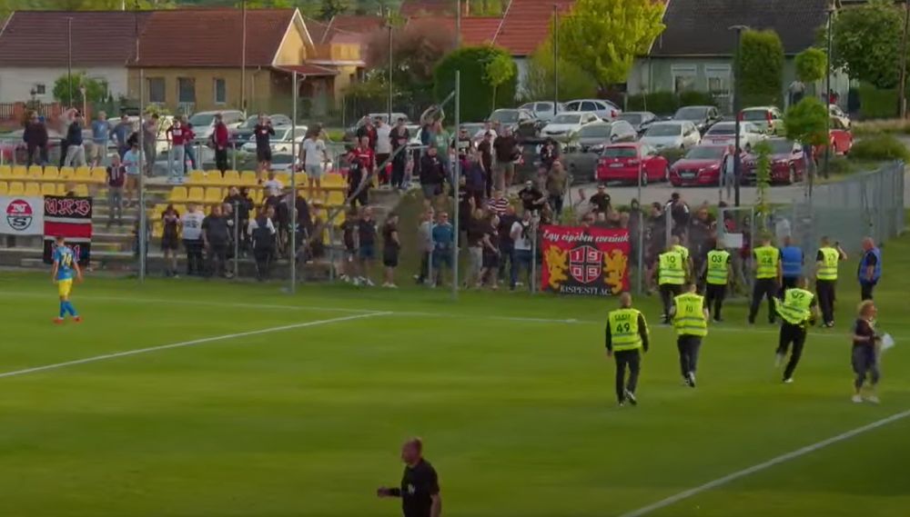 Óriási balhé a Honvéd meccsén, félbeszakadt a bajnoki a pályaszéli verekedés miatt - videó