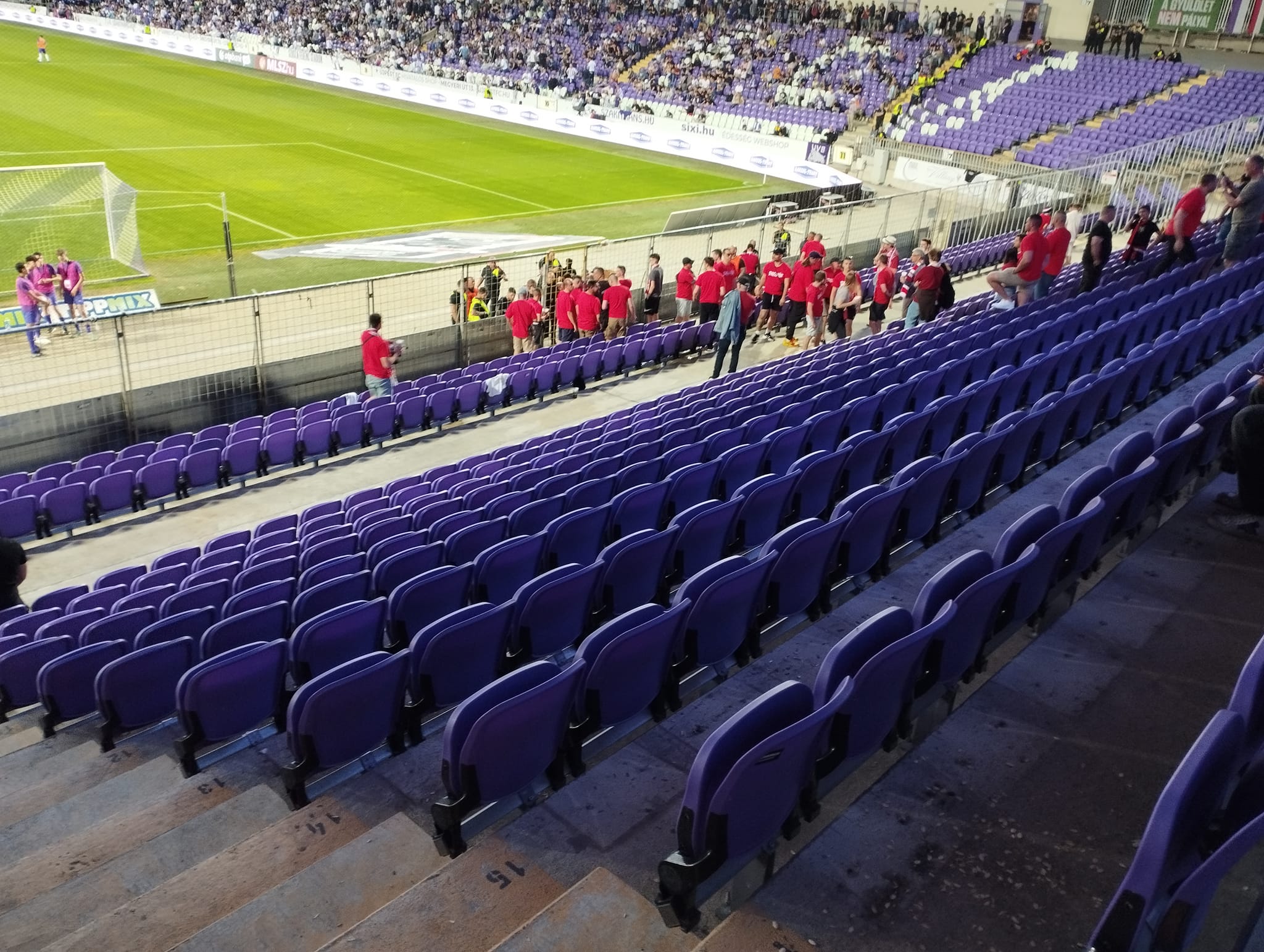 Újpest-DVTK: A 4-0-s első félidő után kivonultak a stadionból a Diósgyőr-szurkolók - fotók