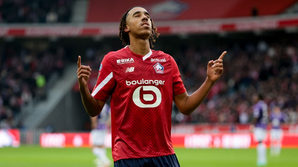 El Manchester United puede arrebatarle al popular defensor de las narices del Real Madrid, del Paris Saint-Germain y el Barcelona quiere a la estrella del Liverpool: una visión extranjera