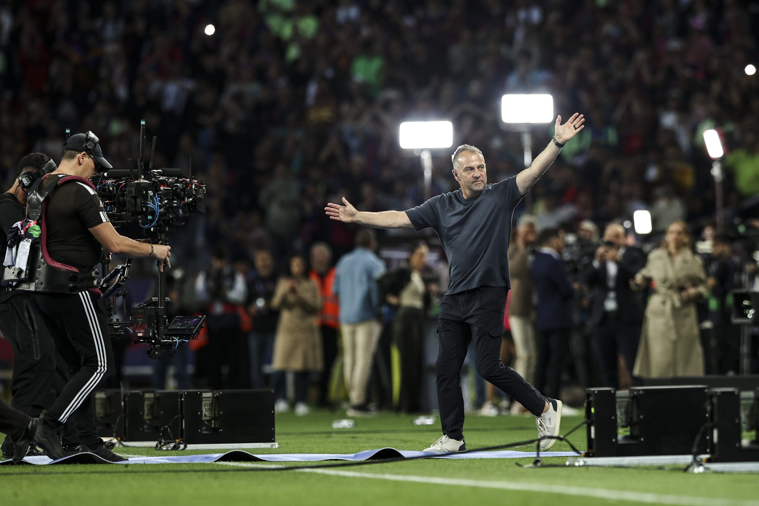 Újabb fejlemények a barcelonai edzőkérdésben, megvan, mennyiért adná el a Real Madrid Vinícius Juniort – külföldi körkép