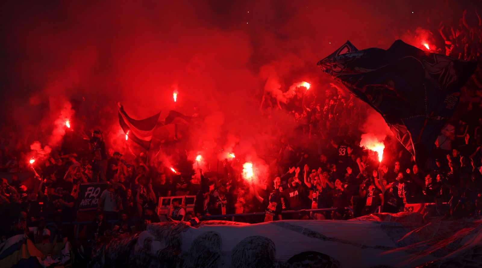 Maga a pokol: Autó hajtott a BL-döntőt ünneplő PSG-drukkerek közé Párizsban - megrázó videók