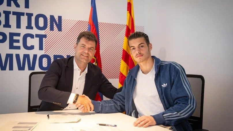 Légiósok: Szerződést hosszabbított a Barcelona magyar játékosa – hivatalos