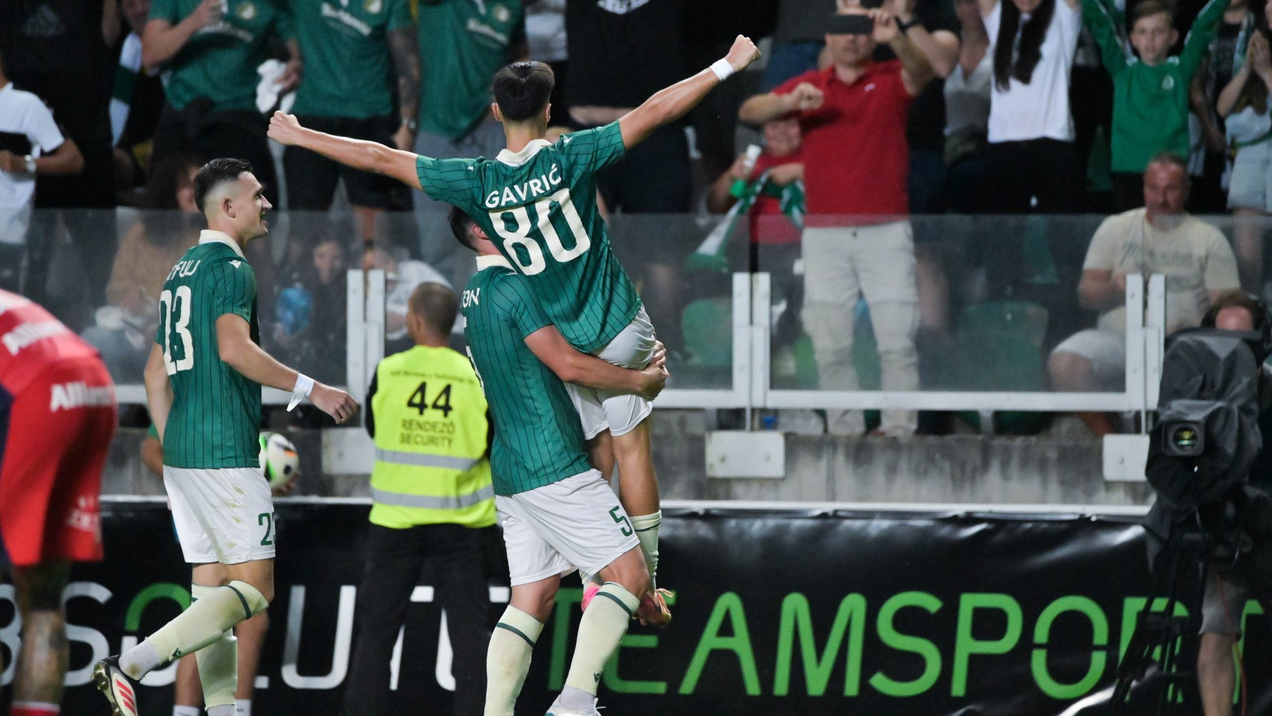 NB I: Ijesztő jelenet és furcsa gól, megint legyőzte az újoncot és a tabella élére állt az ETO - videó