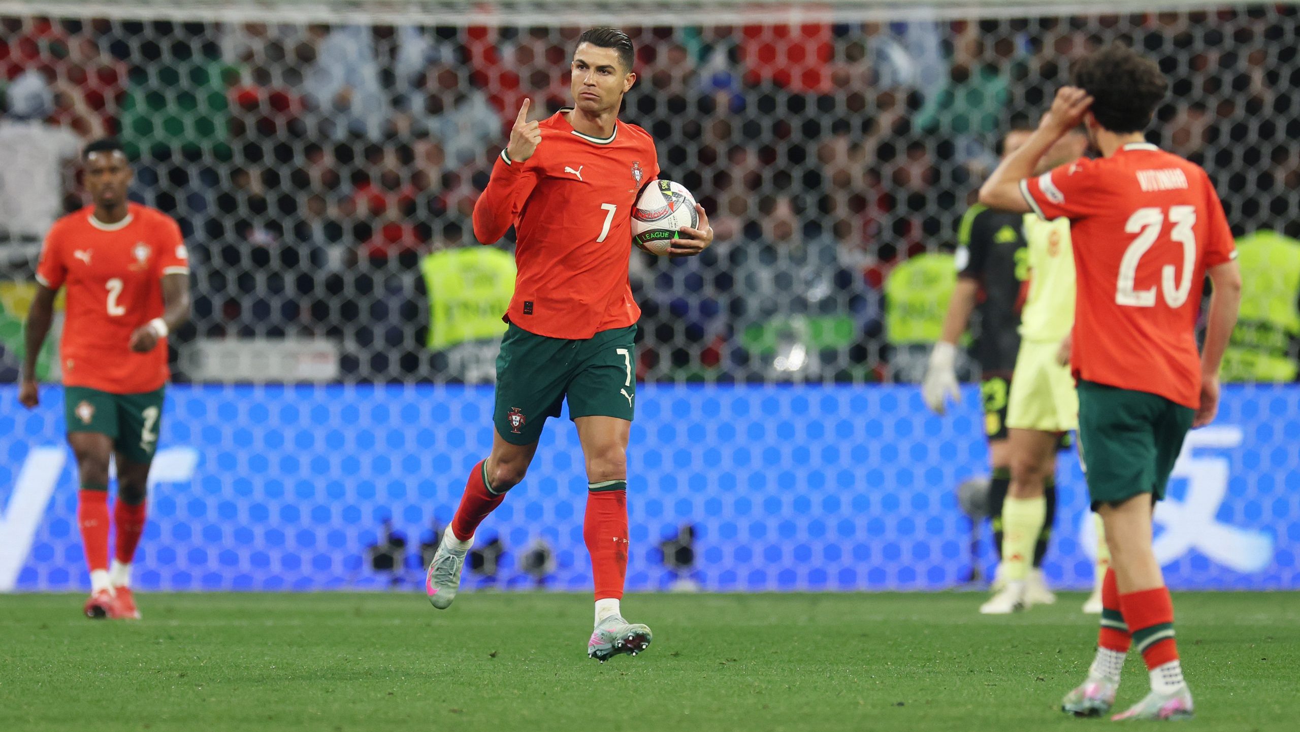 Cristiano Ronaldo nagy döntésre készül, brutális sérüléshullám a BL-címvédőnél - külföldi körkép