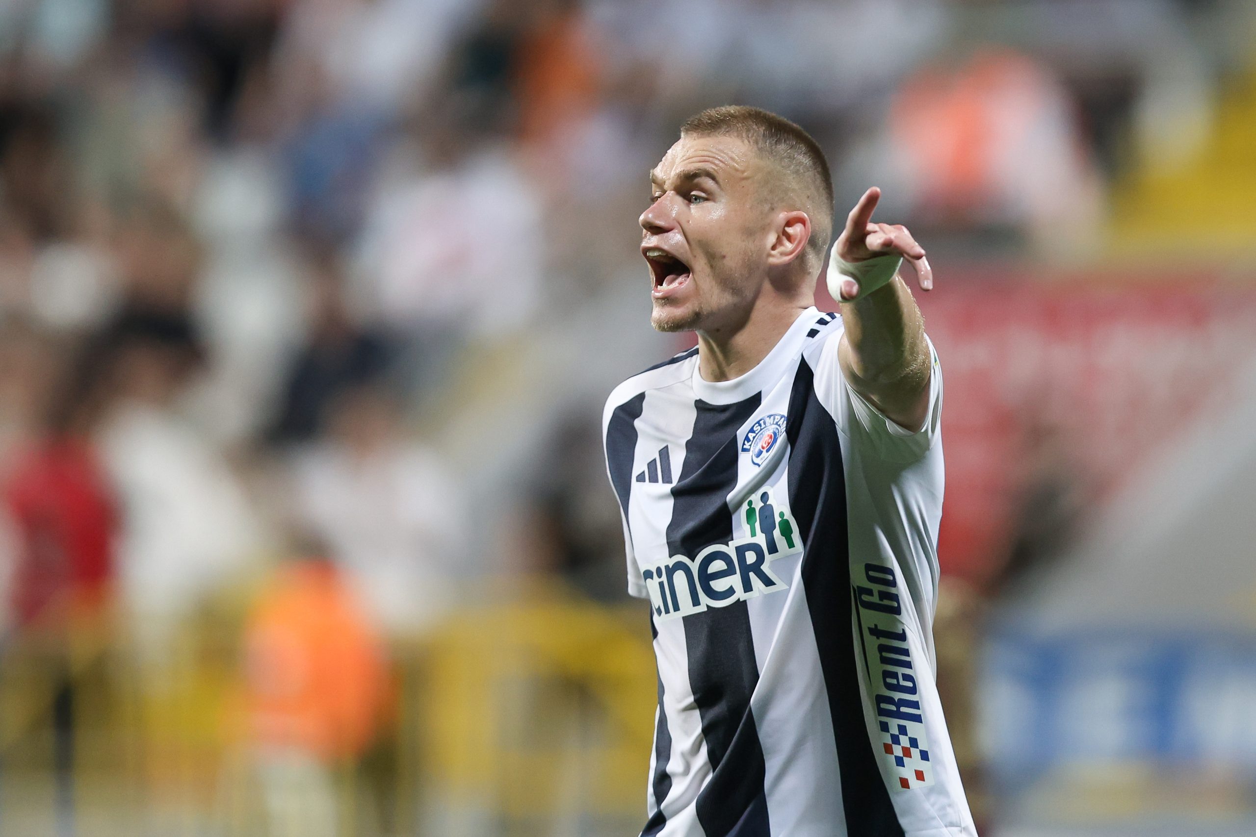 Légiósok: Ismét nagyot hibázott, az első félidő után lecserélték a magyar válogatott védőt - videó