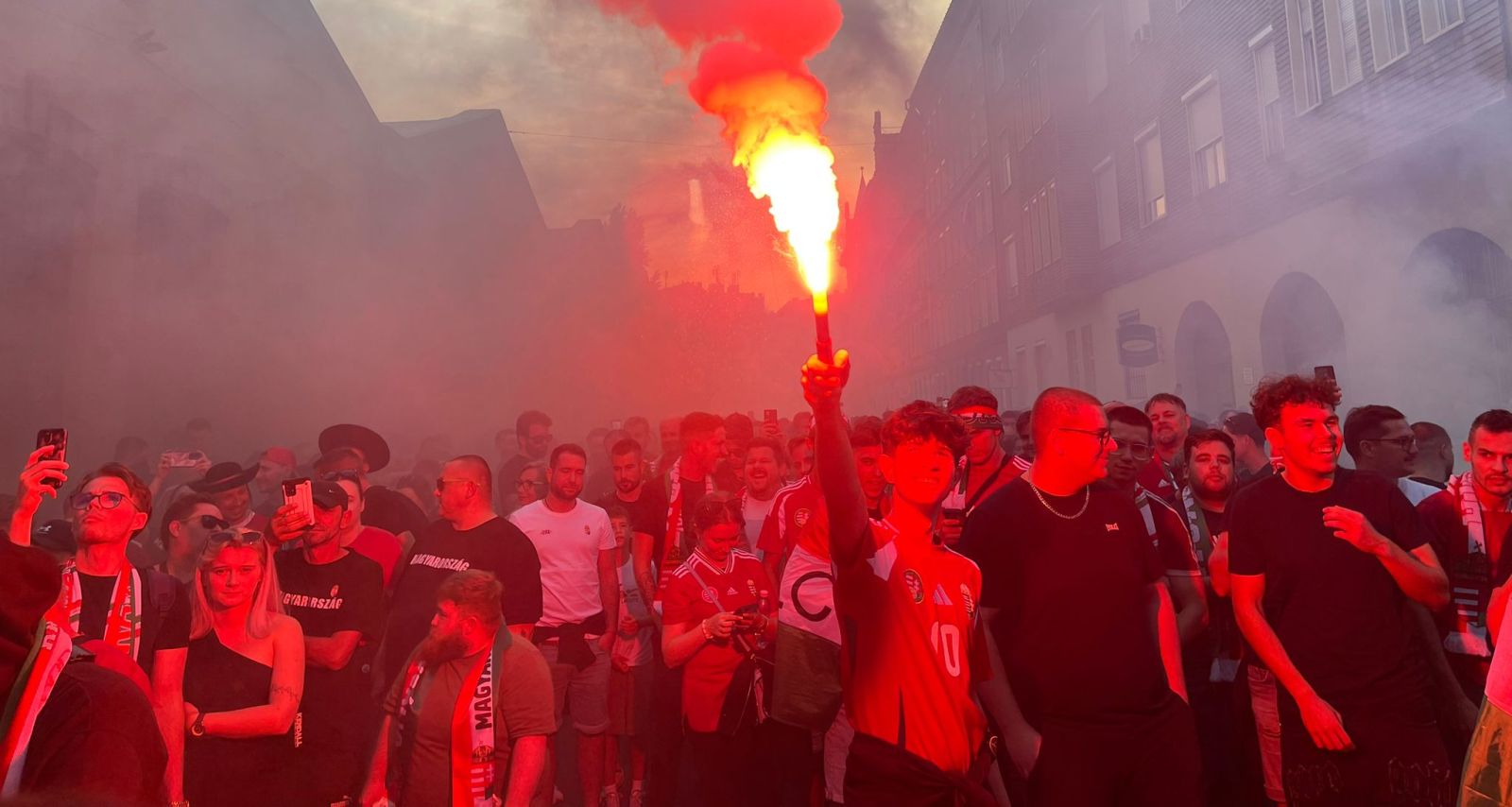 Magyar-portugál: Megindultak a szurkolók a Puskás Aréna felé - videók, fotó