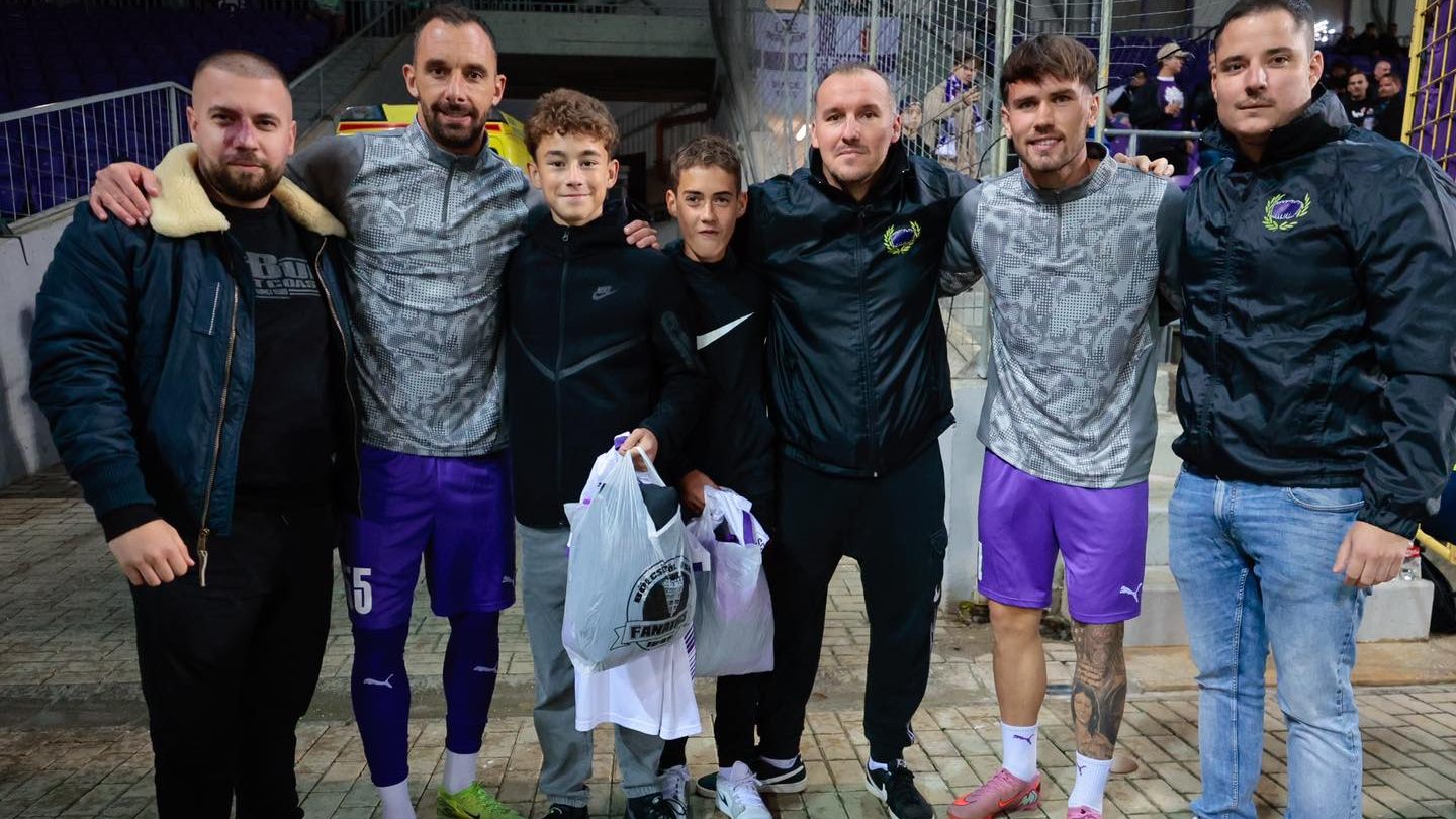 Újpest-mez járt a hűségért - megjutalmazták az "álruhás" labdaszedőket