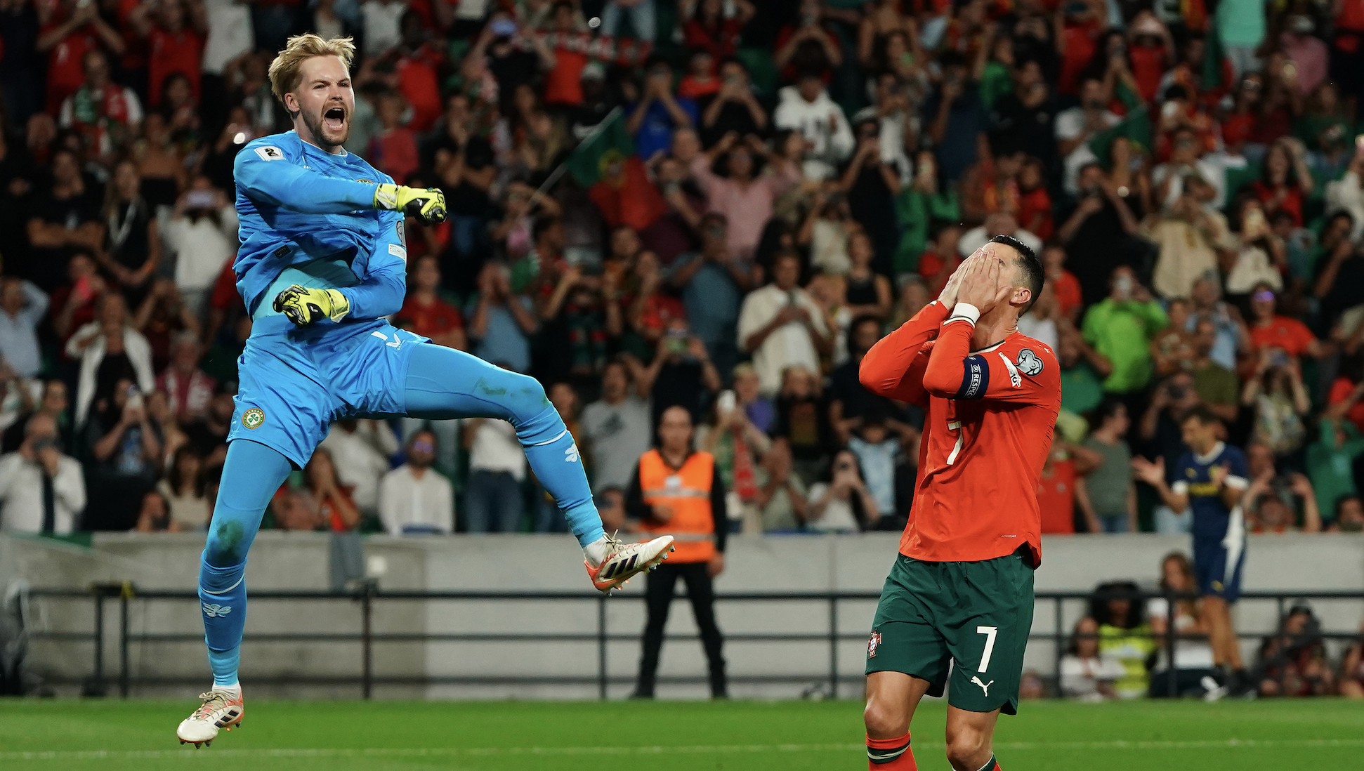 Vb-selejtezők: Ronaldo 11-esét kirúgták, a portugálok csak a 91. percben nyertek az írek ellen; Haaland is megidézte Vécseit - videók