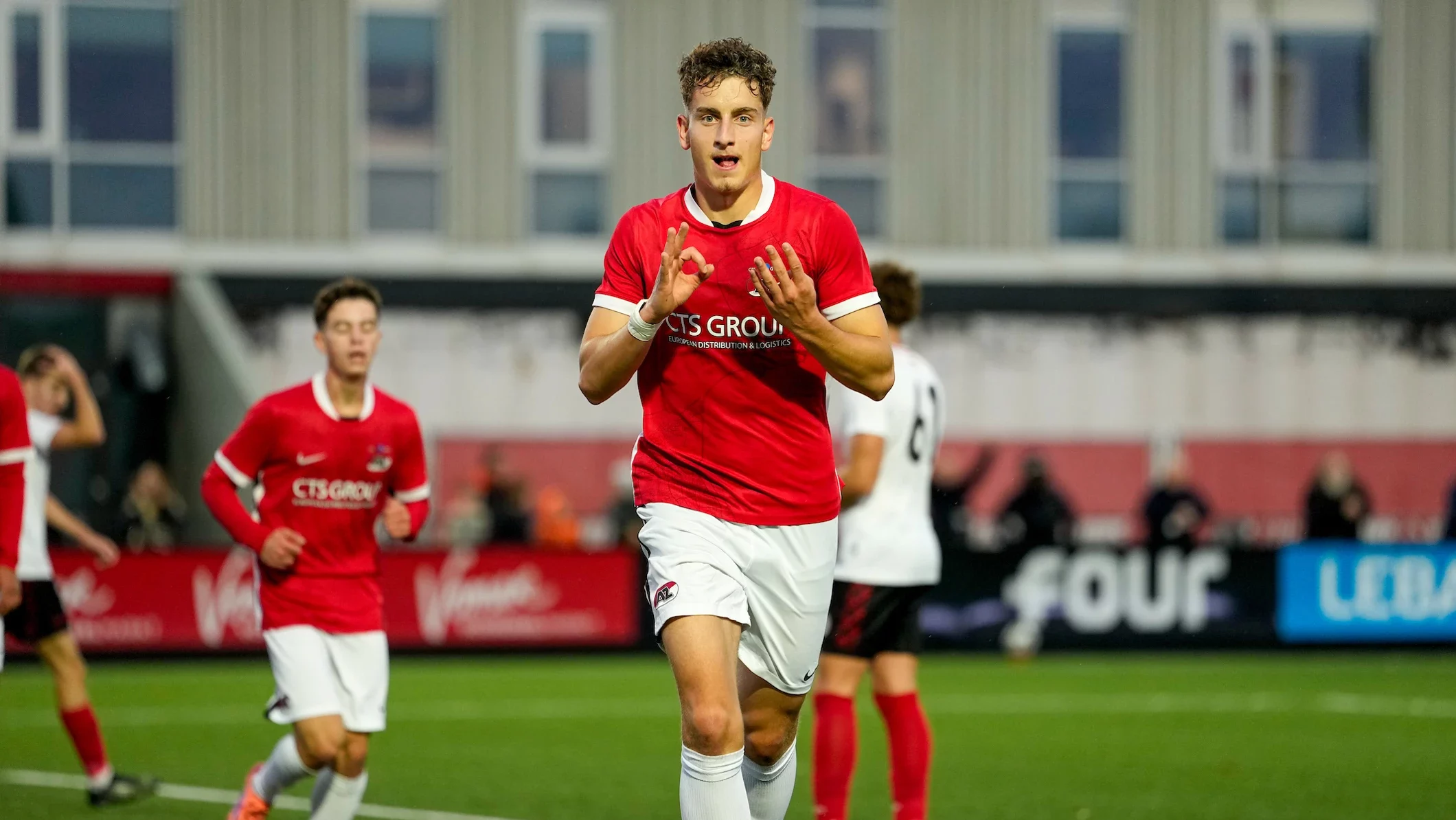 Nem bírnak vele a védők: A bajnoki rangadón is fontos gólt szerzett a magyar tehetség