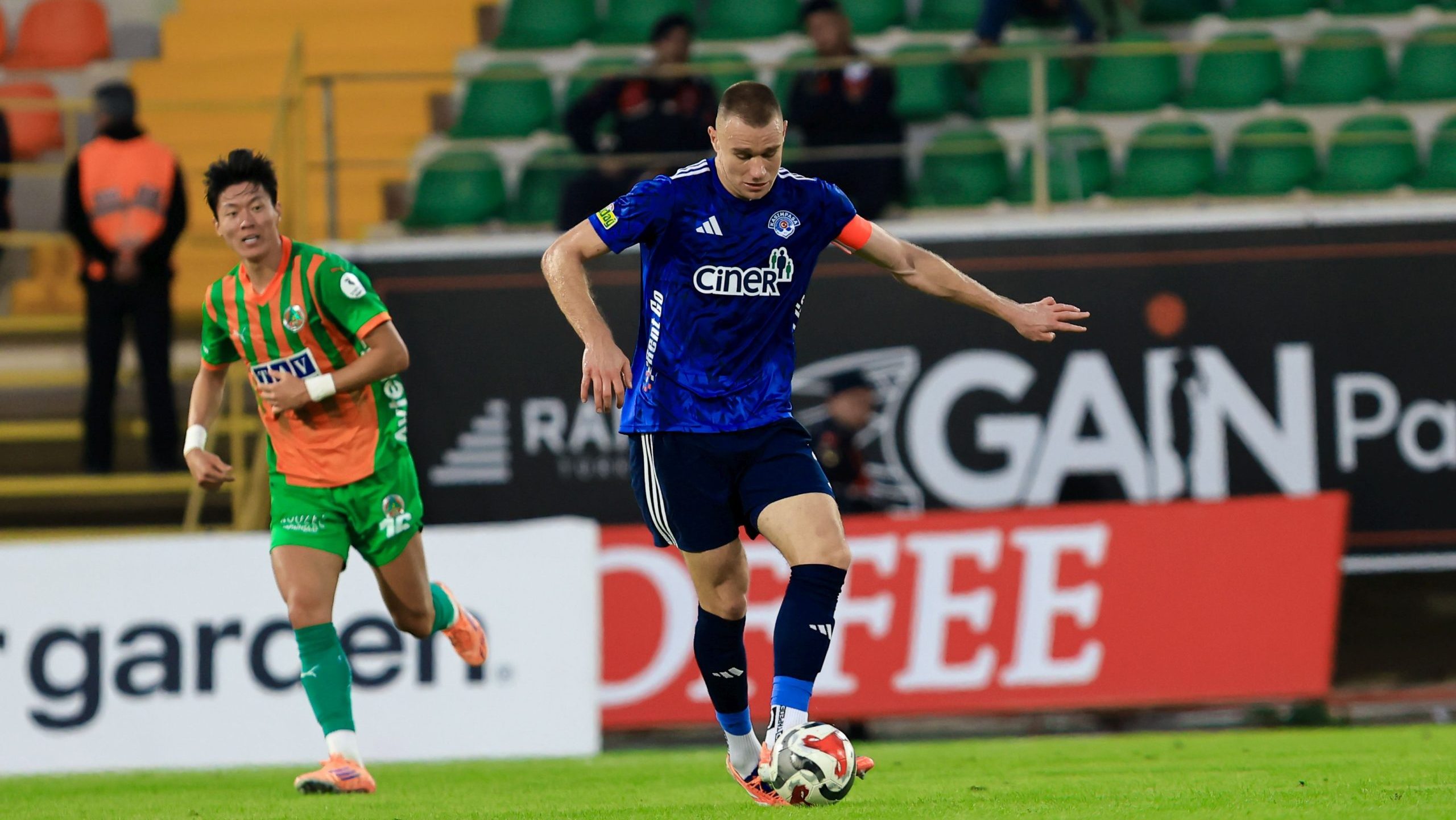 Légiósok: Csúnyán faképnél hagyták a kapott gól előtt, azonnal lecserélték a magyar válogatott védőt - videó