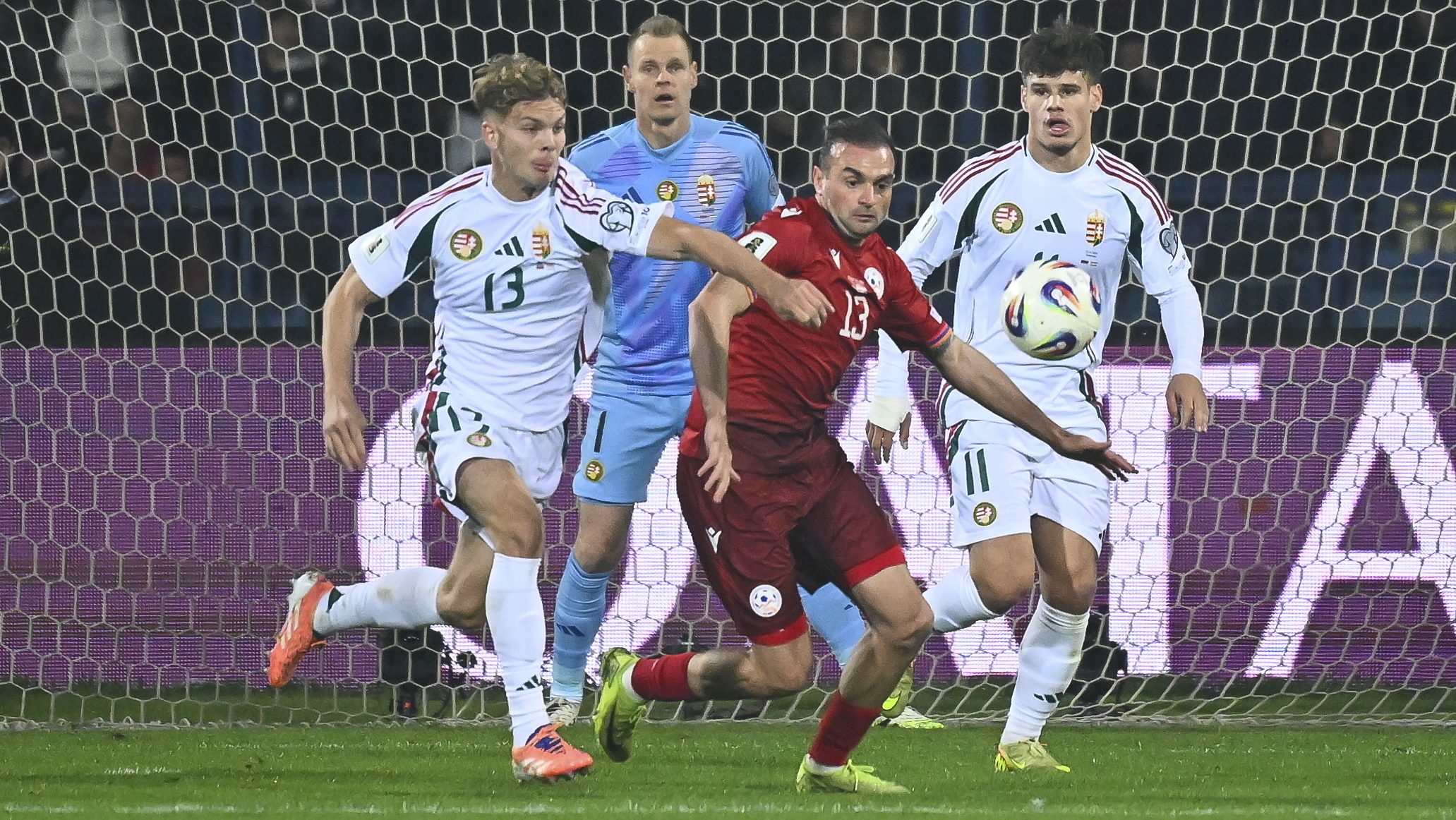 Vb-selejtező: 13 játékossal játszó örmények, a baltás gyilkos és az érdemtelen magyar győzelem - lapszemle