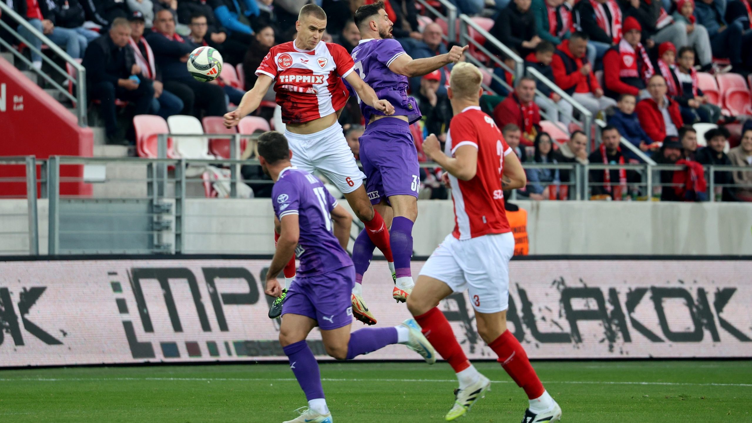 VAR-dömping, megismételt 11-es, kapufák: Az Újpest 10 emberrel is győzött Diósgyőrben - videó