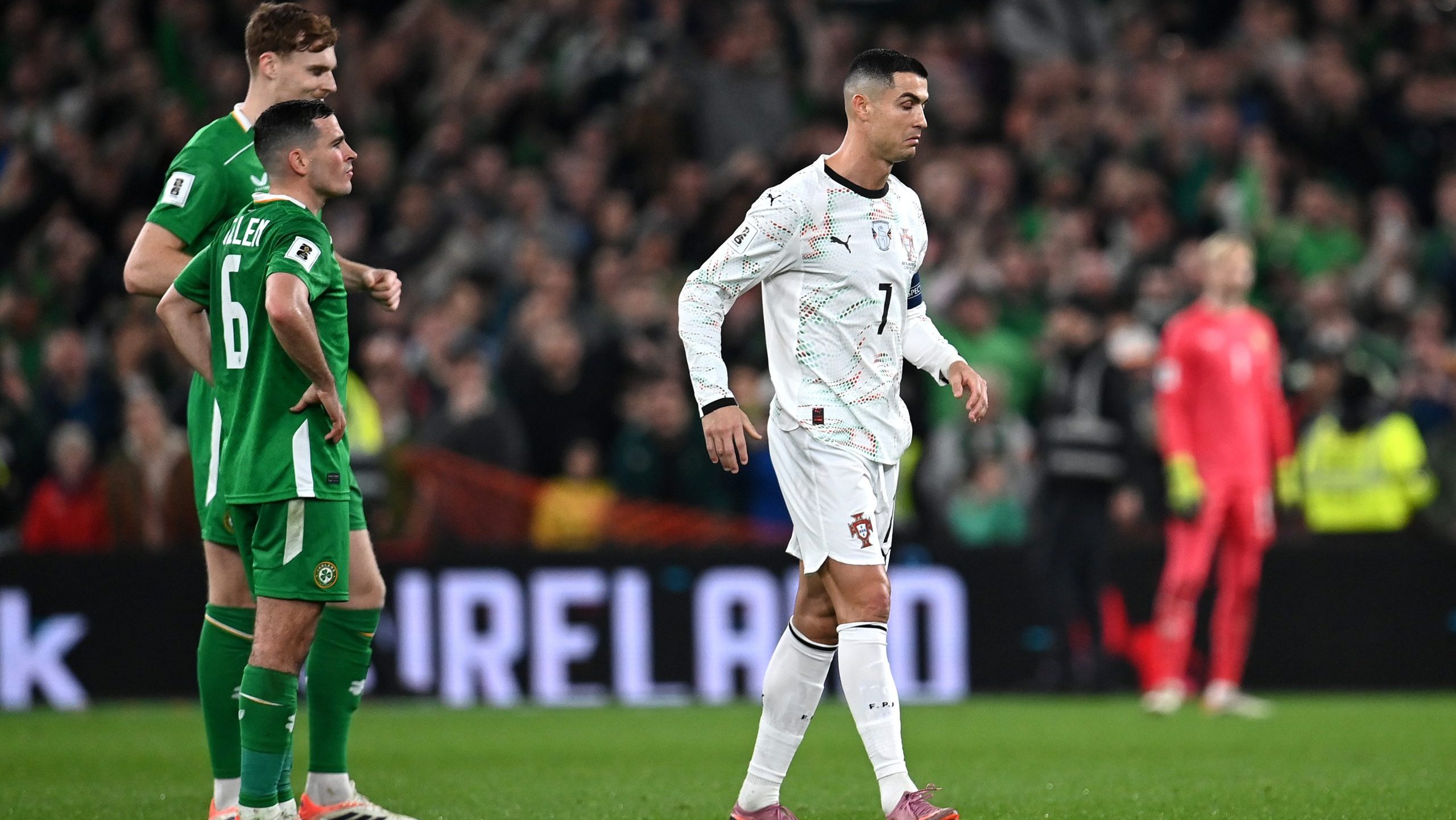Vb-selejtező: Cristiano Ronaldo agya teljesen eldurrant, kiállították a durva könyököse után - videó