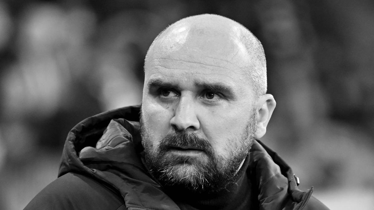 Tragédia Szerbiában: A kispadon összeesett, és elhunyt a 44 éves edző