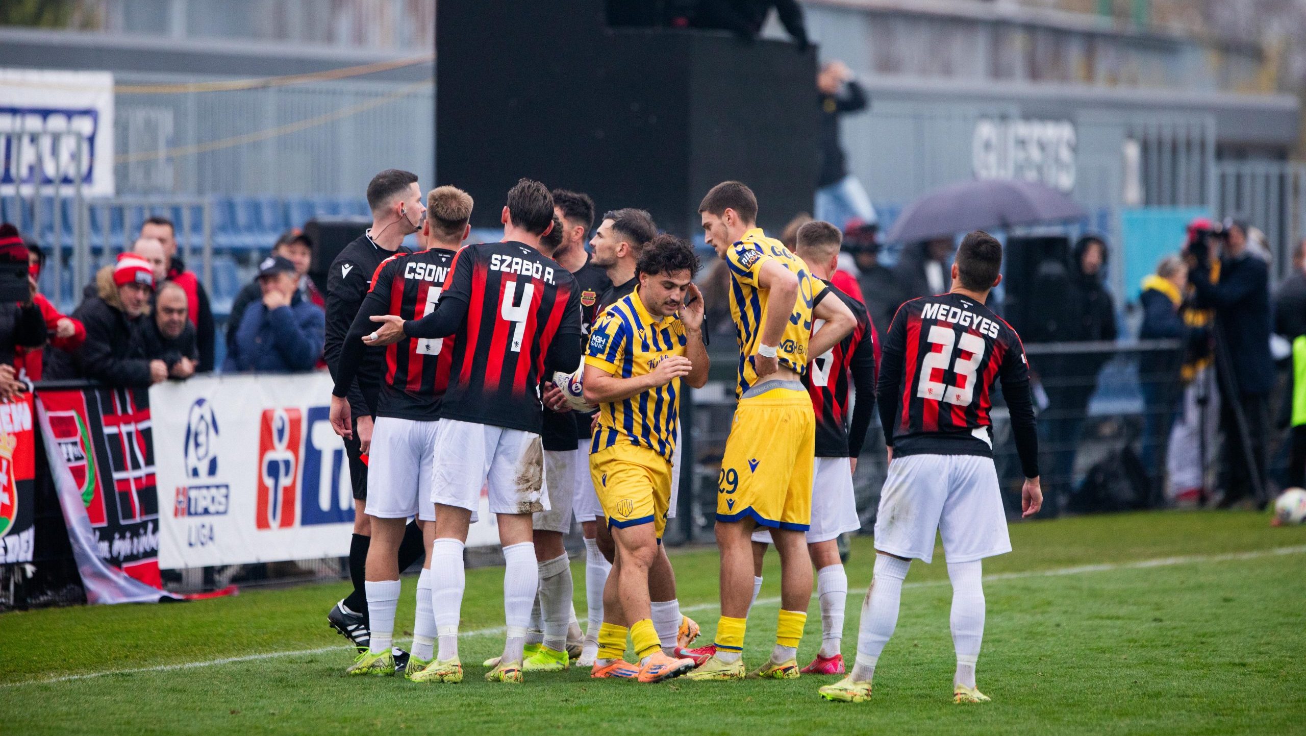 Durva MLSZ-büntetések: A Fradinak szektort kell bezárnia, a Honvéd-játékos barátságos meccsen szedett össze ritka súlyos eltiltást