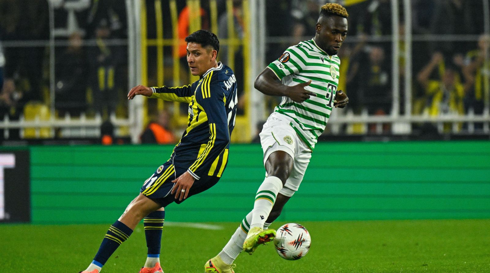 Fener-Fradi: Dibusz egyelőre golyóálló, de volt két FTC-kapufa is - ez történt az I. félidőben