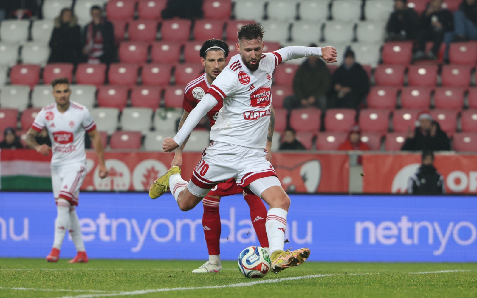 Szenteste napján hosszabbított a meglepetéscsapat játékosa