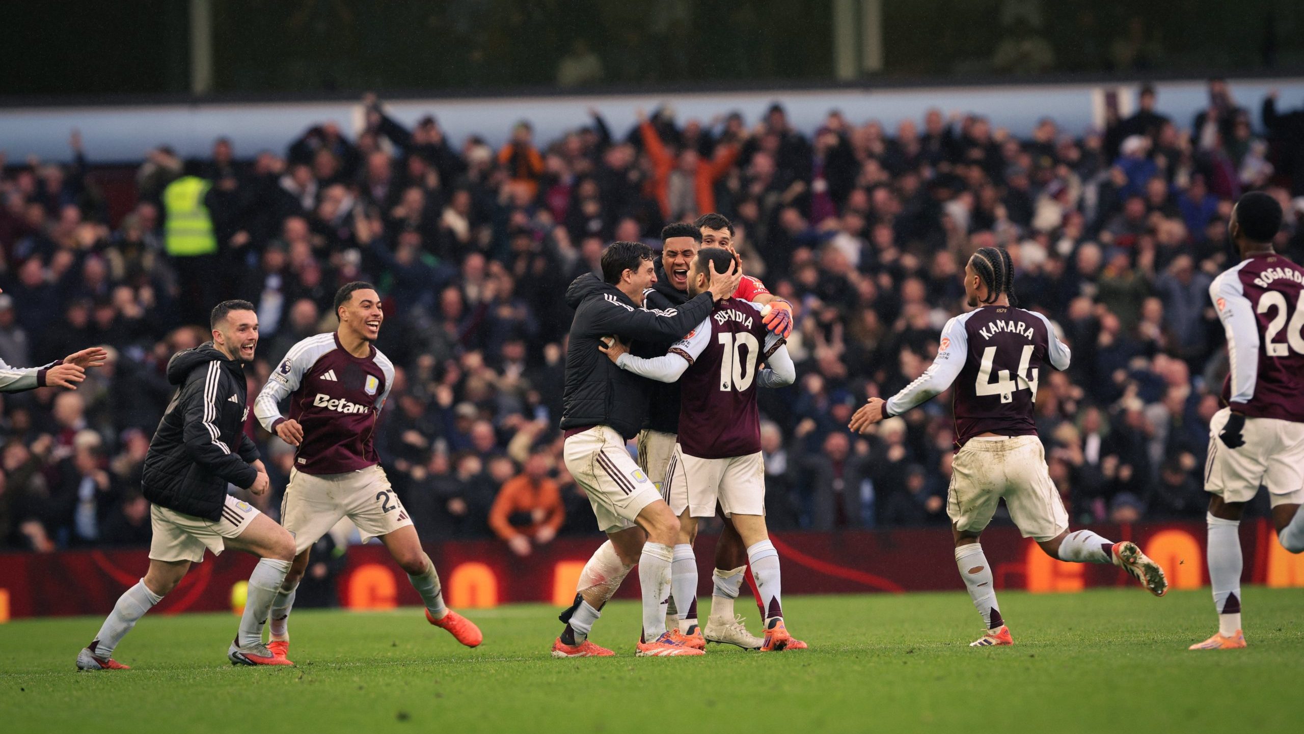 Bombameglepetés a PL-ben: Augusztus óta először kapott ki a listavezető - videó