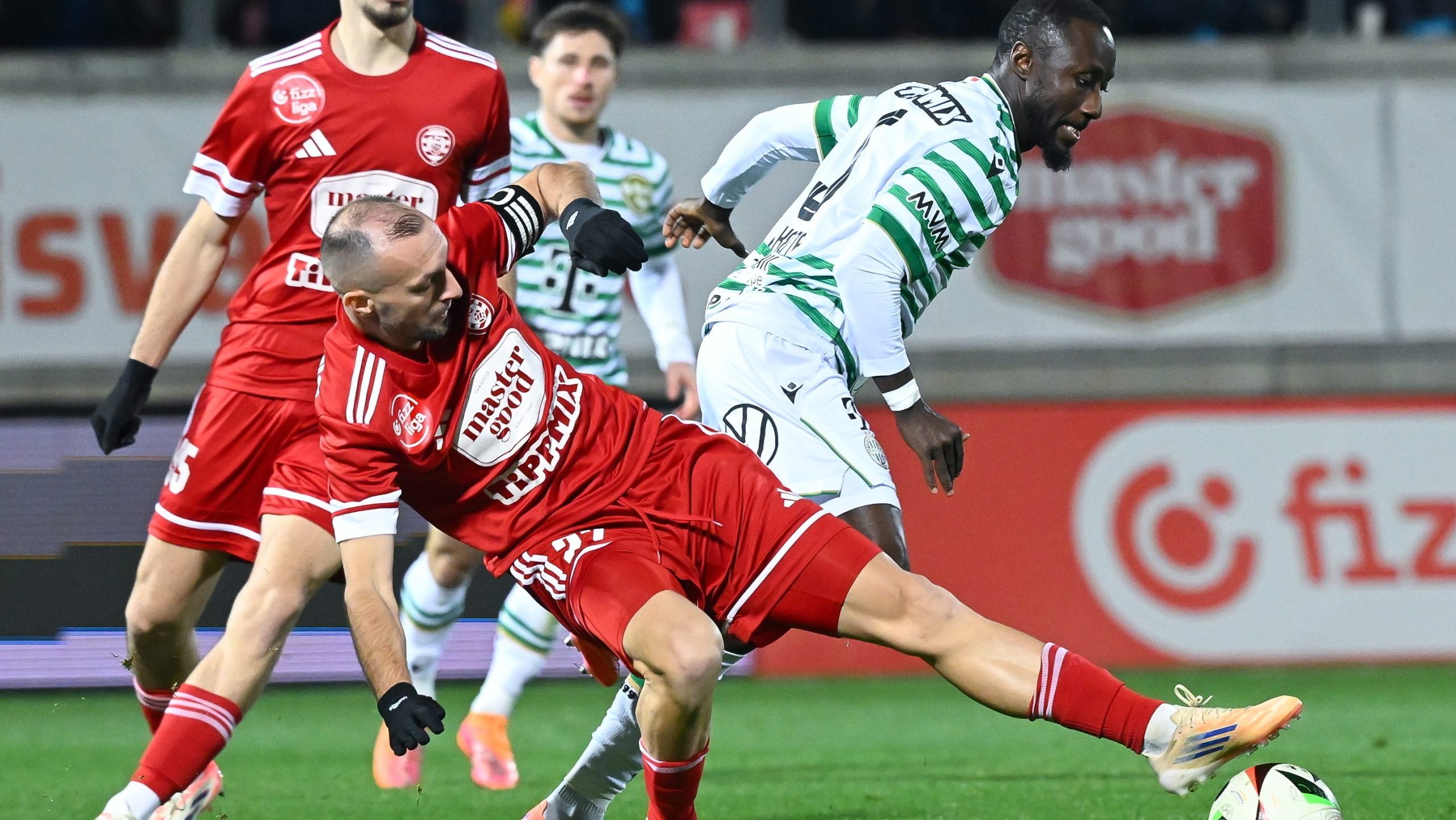 NB I: Kihagyott ziccerek után jött a 11-es, újra a tabella élén a Fradi - videó