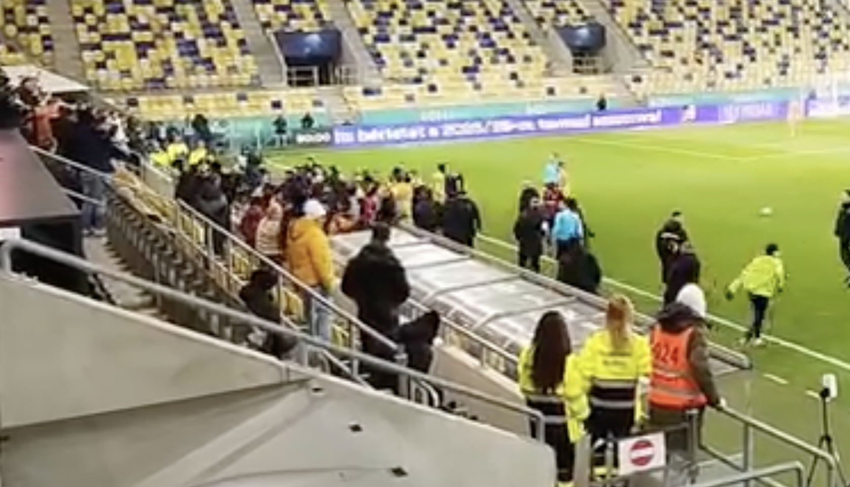 DAC: Egészen komoly balhé robbant ki a játékosok között a rangadón, a szekusok is tömegesen rohantak - videó