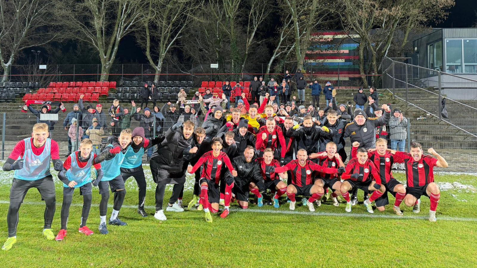 "Na, szia mentő": Már a focipályán is ünneplik a hős kisfiút, kezdőrúgást végezhet el a magyar meccsen