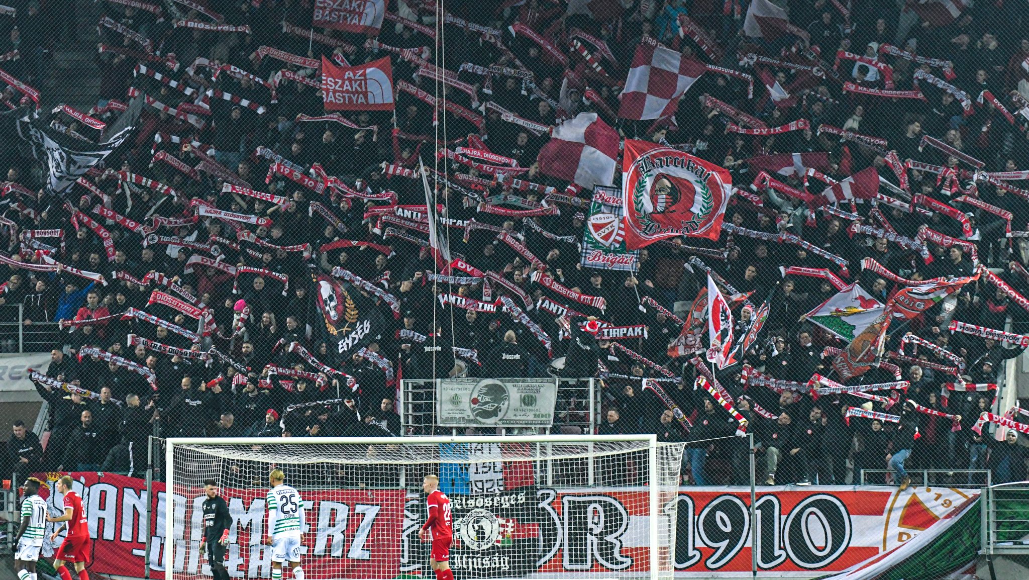 Elfogyott a türelem Diósgyőrben: A drukkerek a klubház elé vonultak a Fradi elleni vereség után - fotók