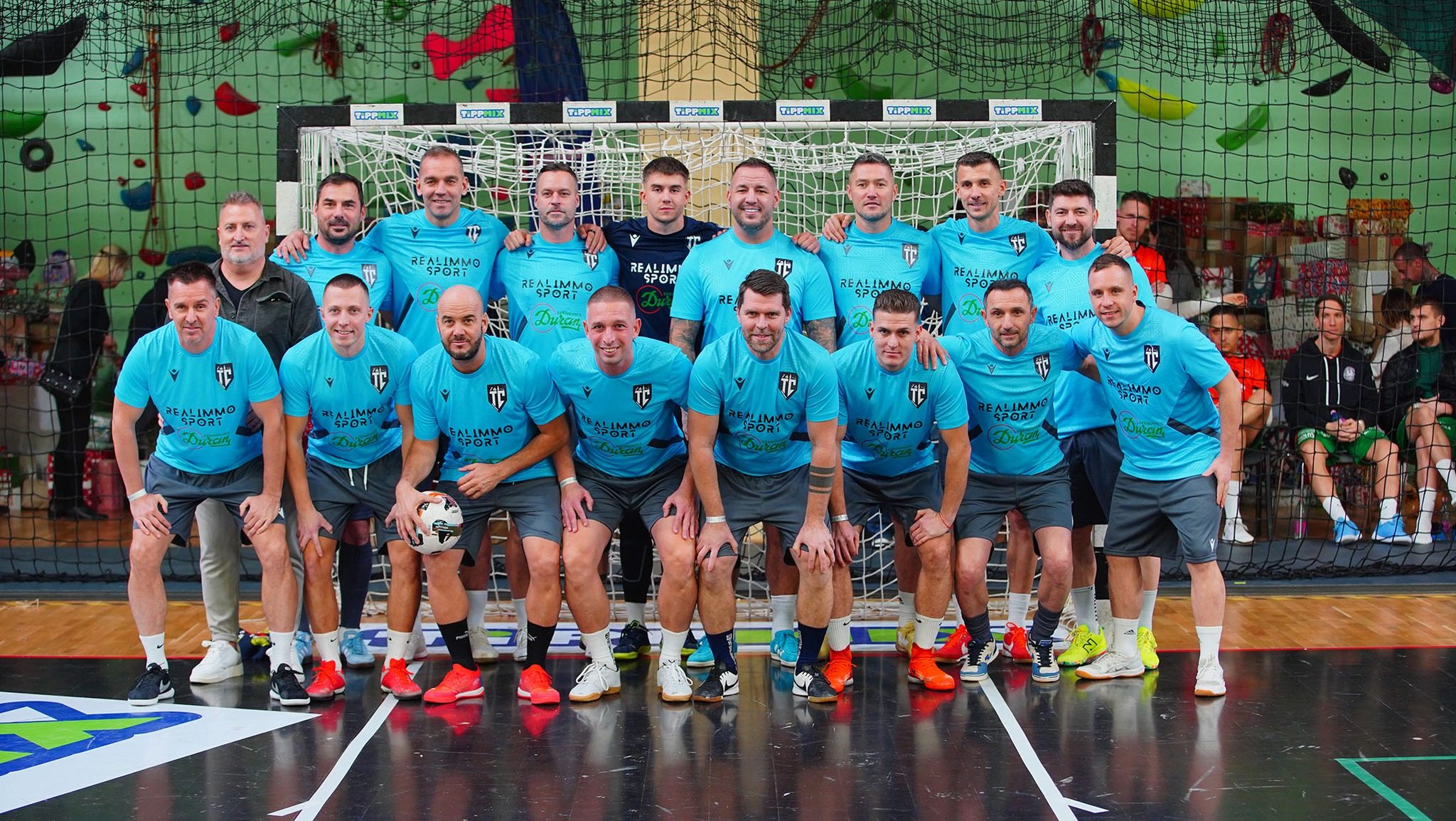 Lőw Zsolt, Priskin és Juhász is pályára lépett a Jótékonysági Sztárfoci Gálán - fotók