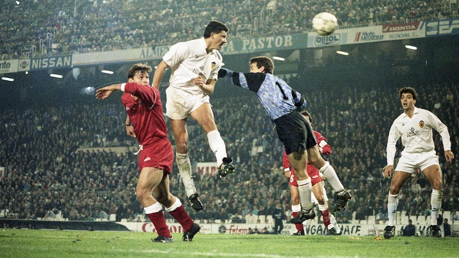 Döbbenetes hír: A legendás csatár életéért küzdenek az orvosok