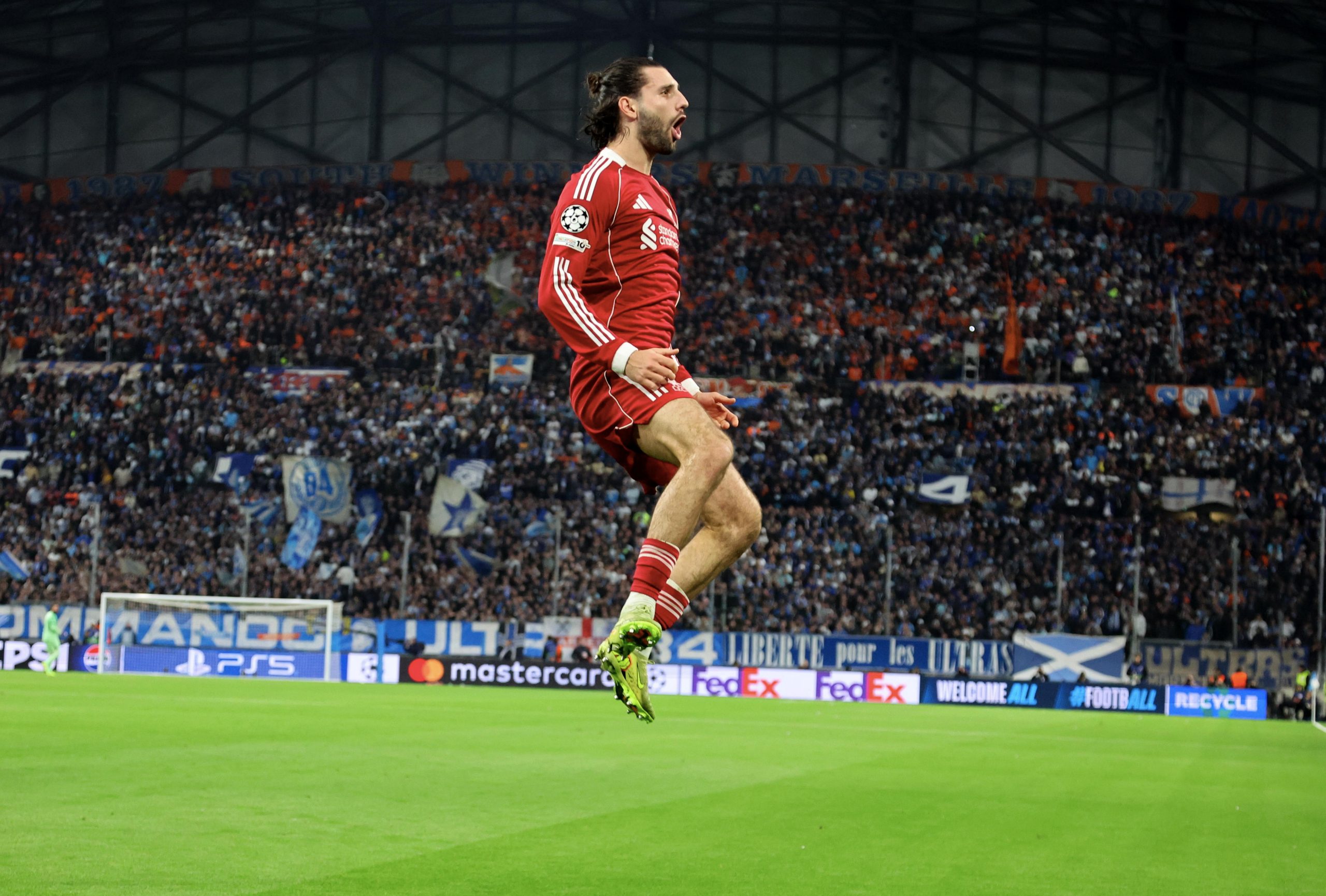 BL-főtábla: Szoboszlai klasszis góljával nyert a Liverpool, Lewandowski mindkét kapuba betalált a 6 gólos Barca-meccsen - videó