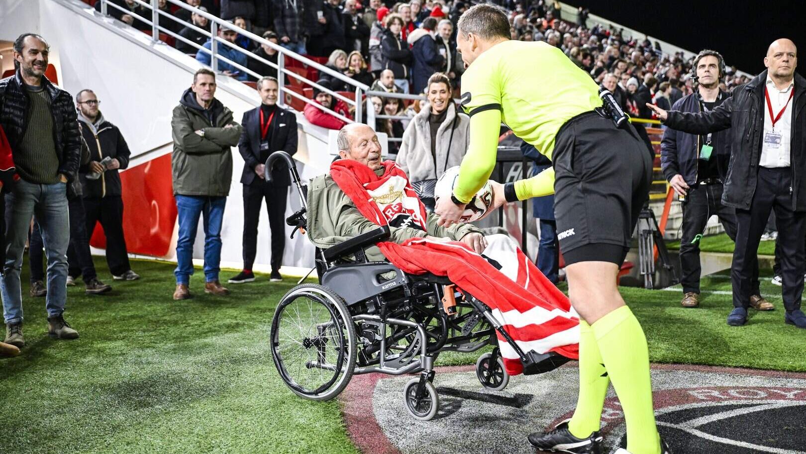 Megható videó: Állva köszöntötték Belgiumban a súlyos betegséggel küzdő magyar legendát