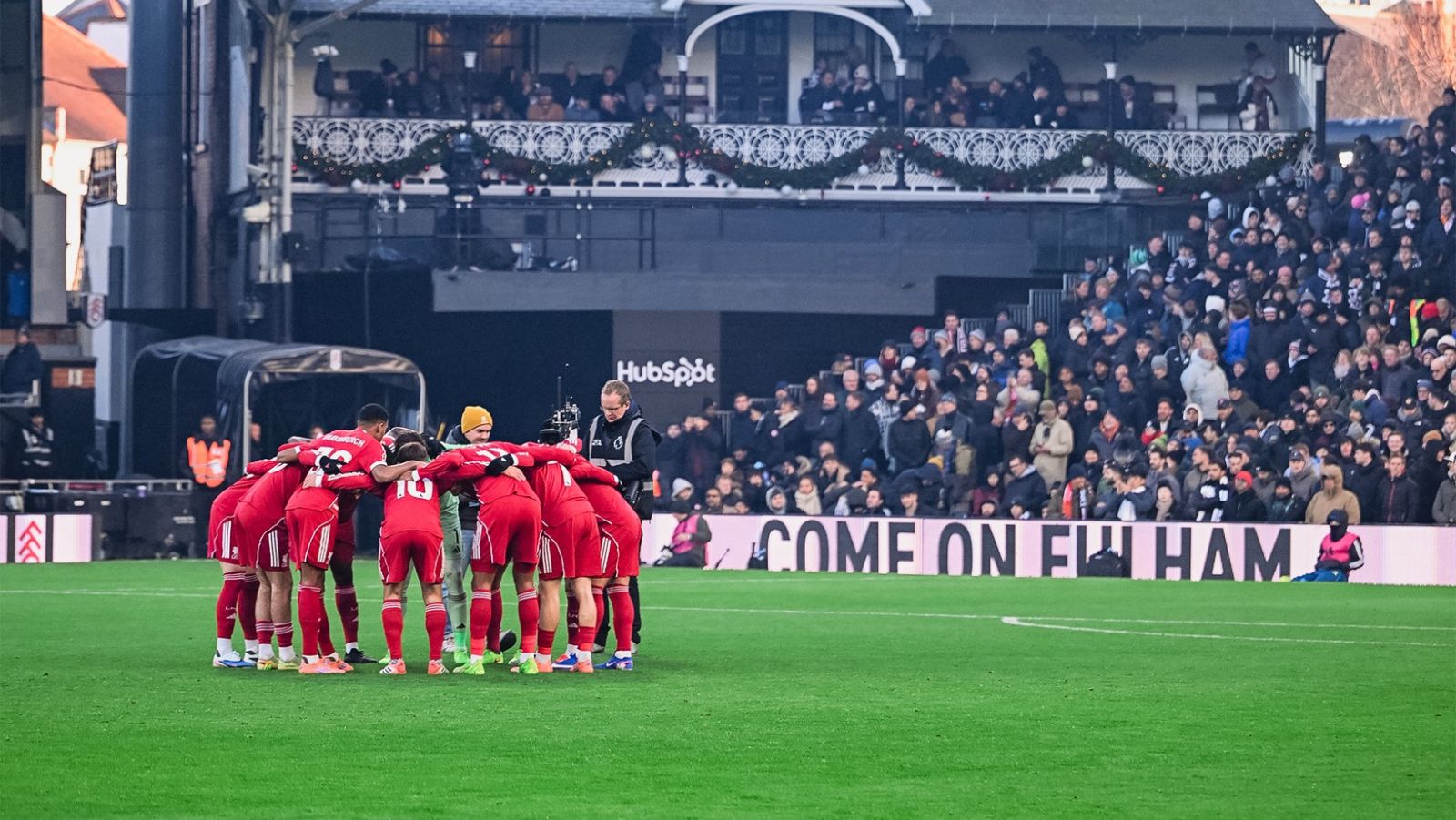 Rendkívüli helyzet a Liverpool meccse előtt, elhalasztották a kezdést