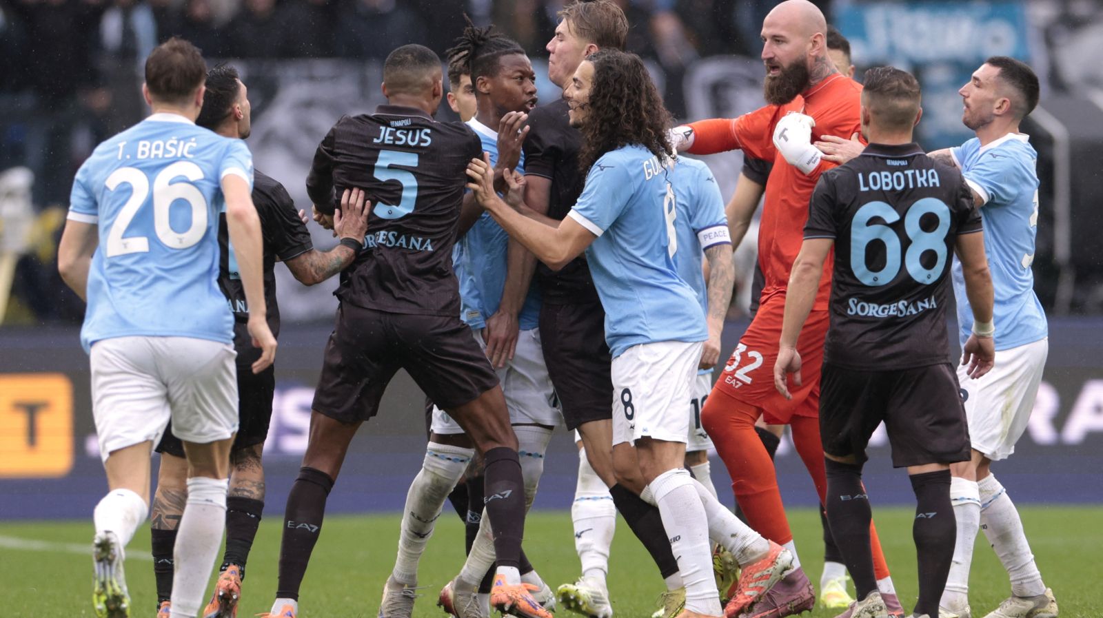 Topligák: Három piros lap és balhés meccs Rómában, az MU ikszelt a rangadón - videók