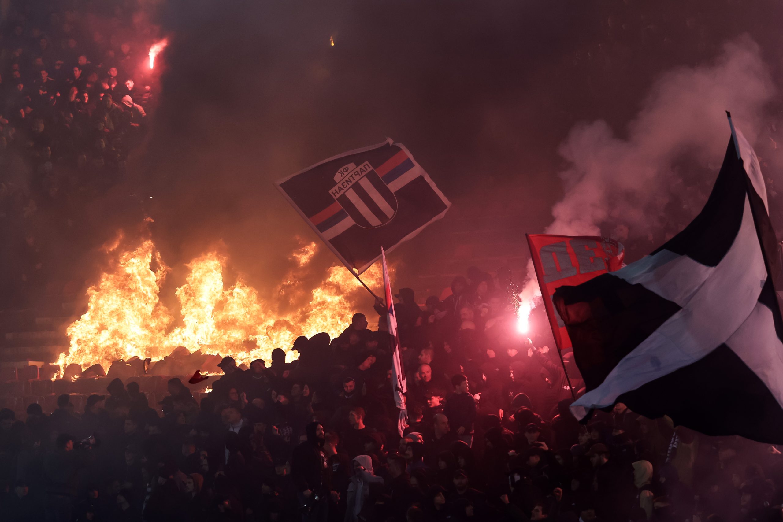 Konkrétan felgyújtották a stadiont az ultrák Stankovicék derbijén - fotó, videó