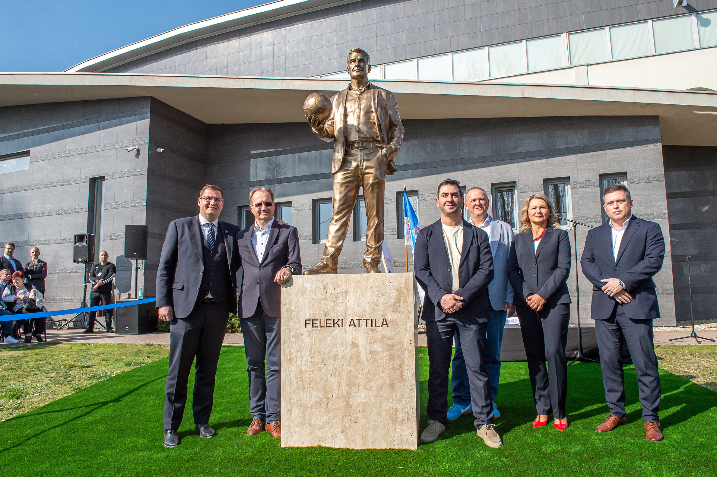 NB II: Szobrot avattak az elhunyt klubtulajdonos tiszteletére - fotók