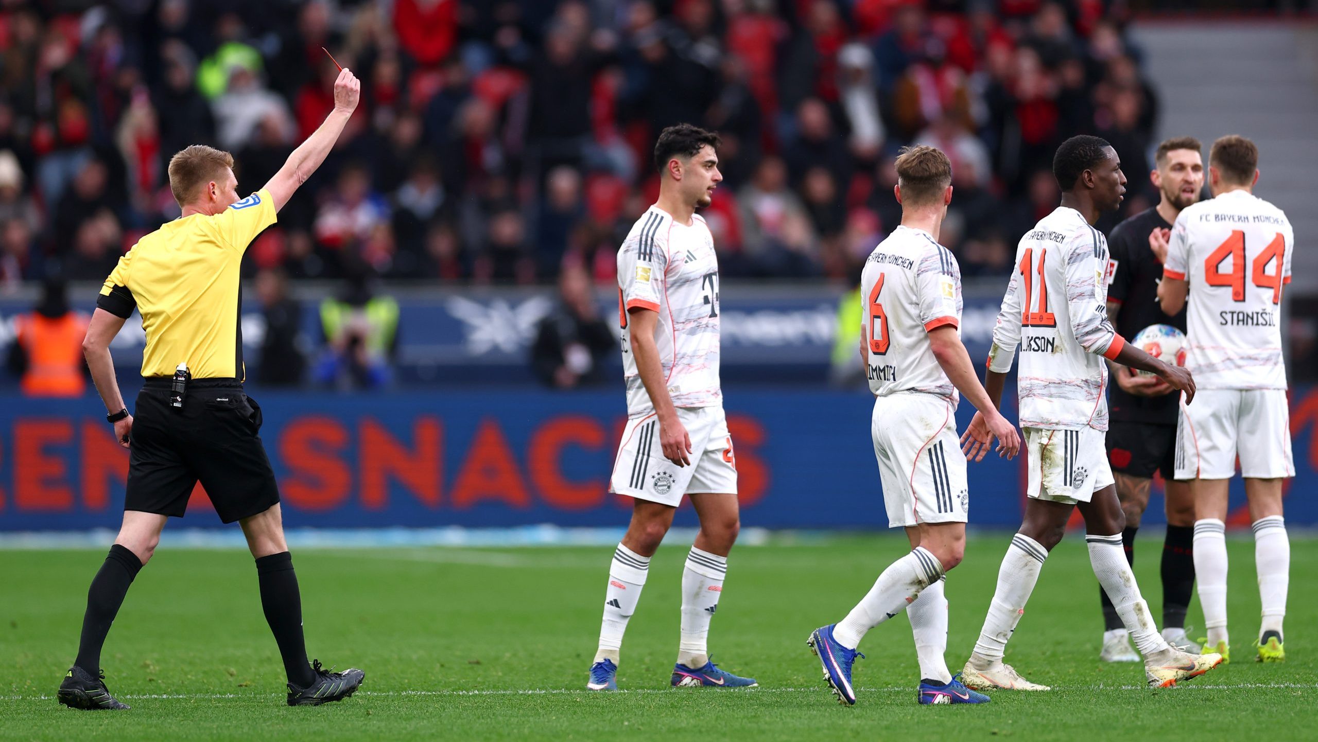 Topligák: Rettenetes belépő után kapott pirosat a Bayern támadója, Tóth Alex nélkül ikszelt a Bournemouth - videó