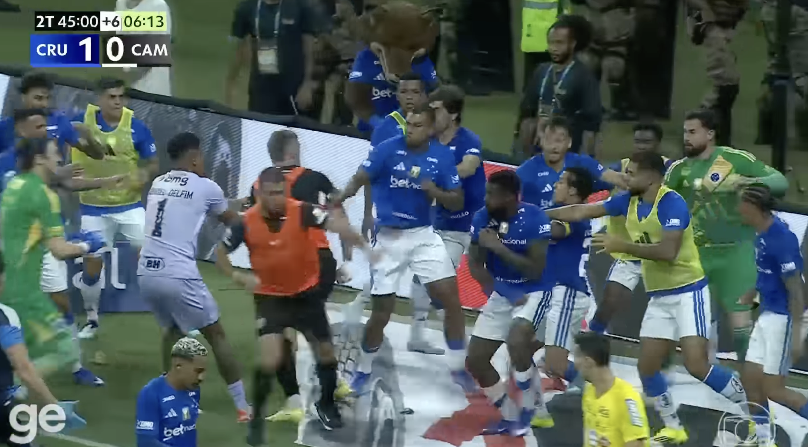 Döbbenetes jelenetek: 23 piros lett a vége a brutális tömegverekedésnek Hulkék döntője után