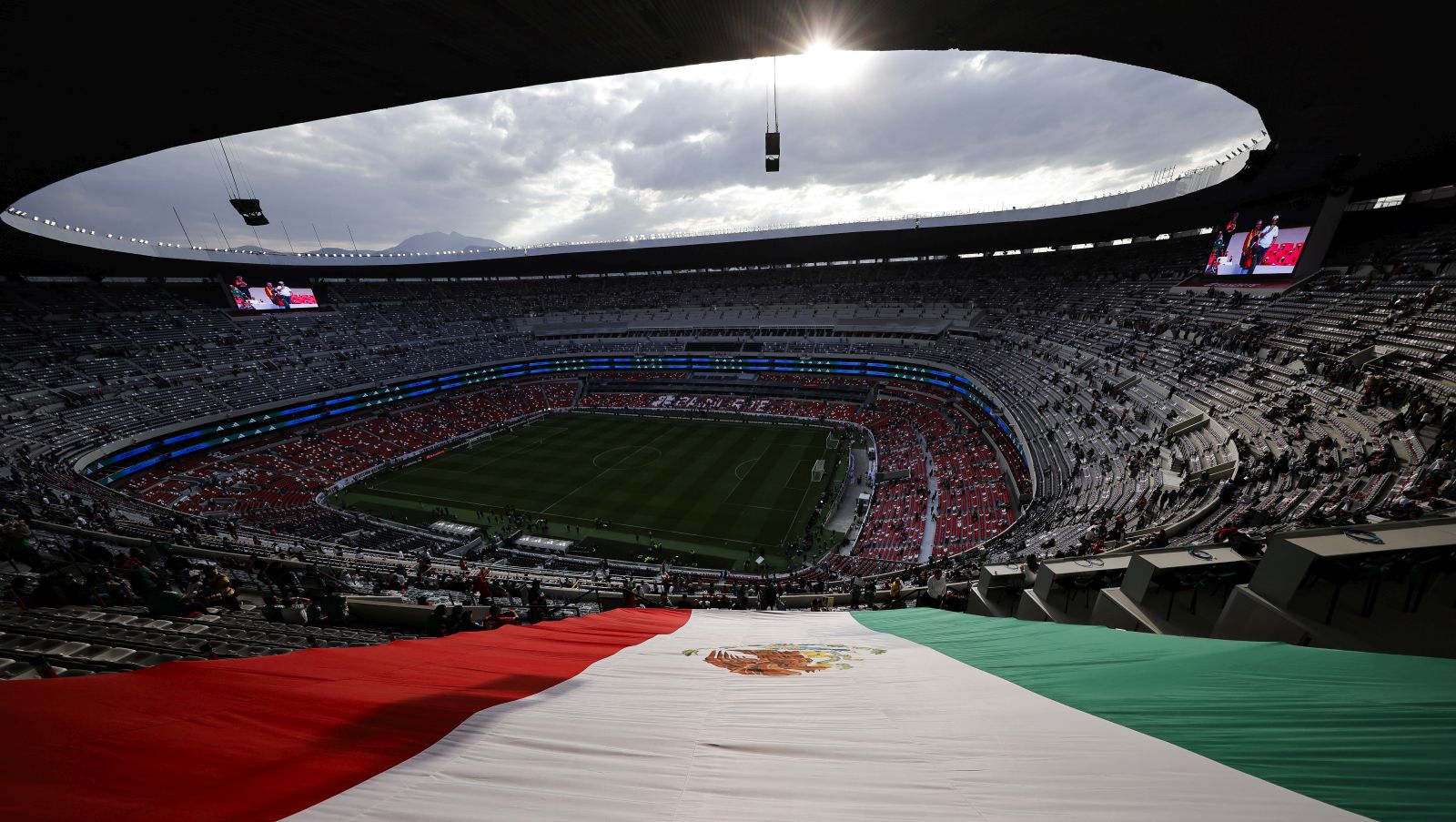 Tragédia: Lezuhant és meghalt egy szurkoló a válogatott meccsen