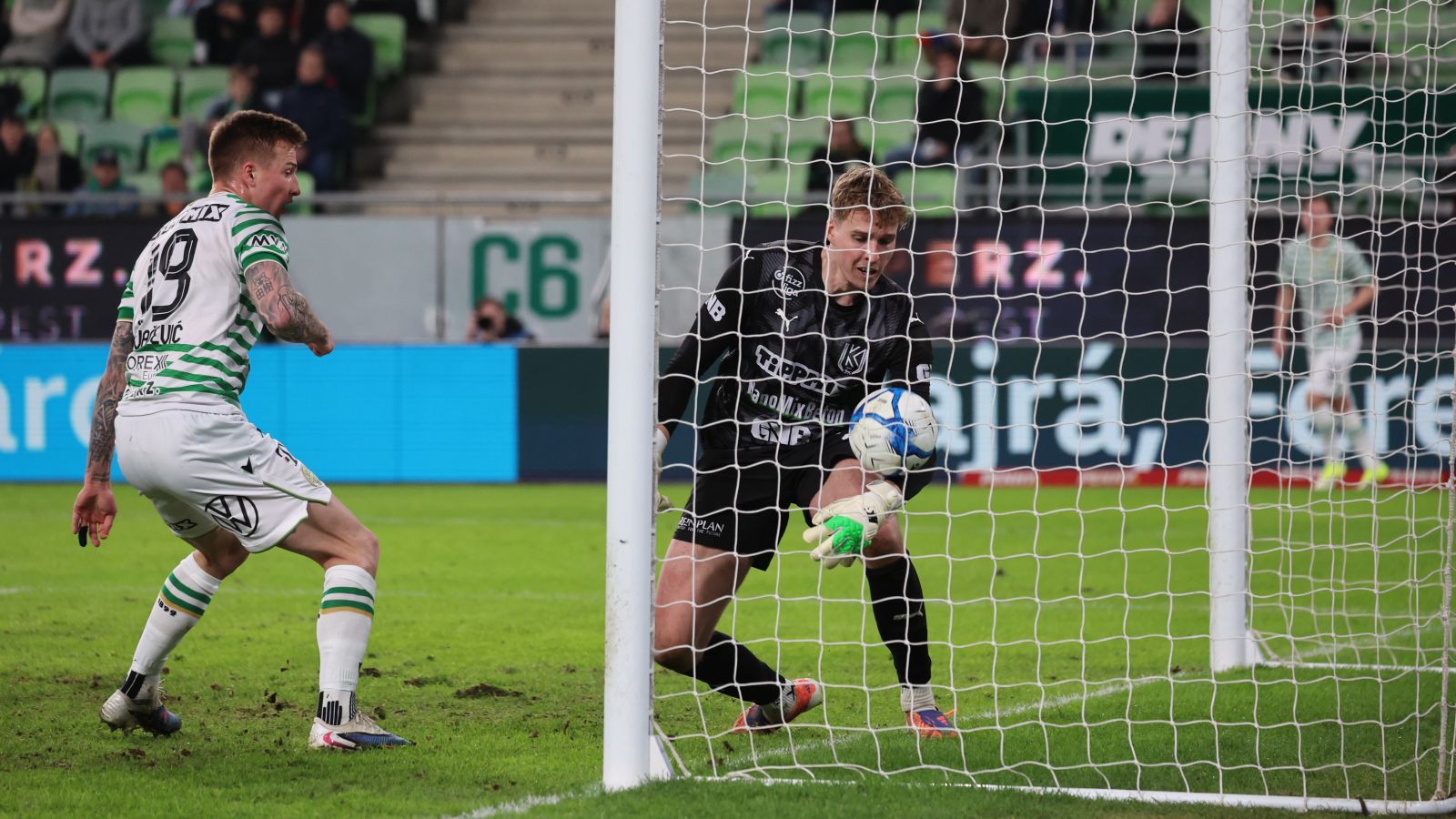 A Fradi ellen parádézó 20 éves kapus: "Remélem, ha visszatérek Újpestre, ugyanilyen hangulat várja majd a csapatot"