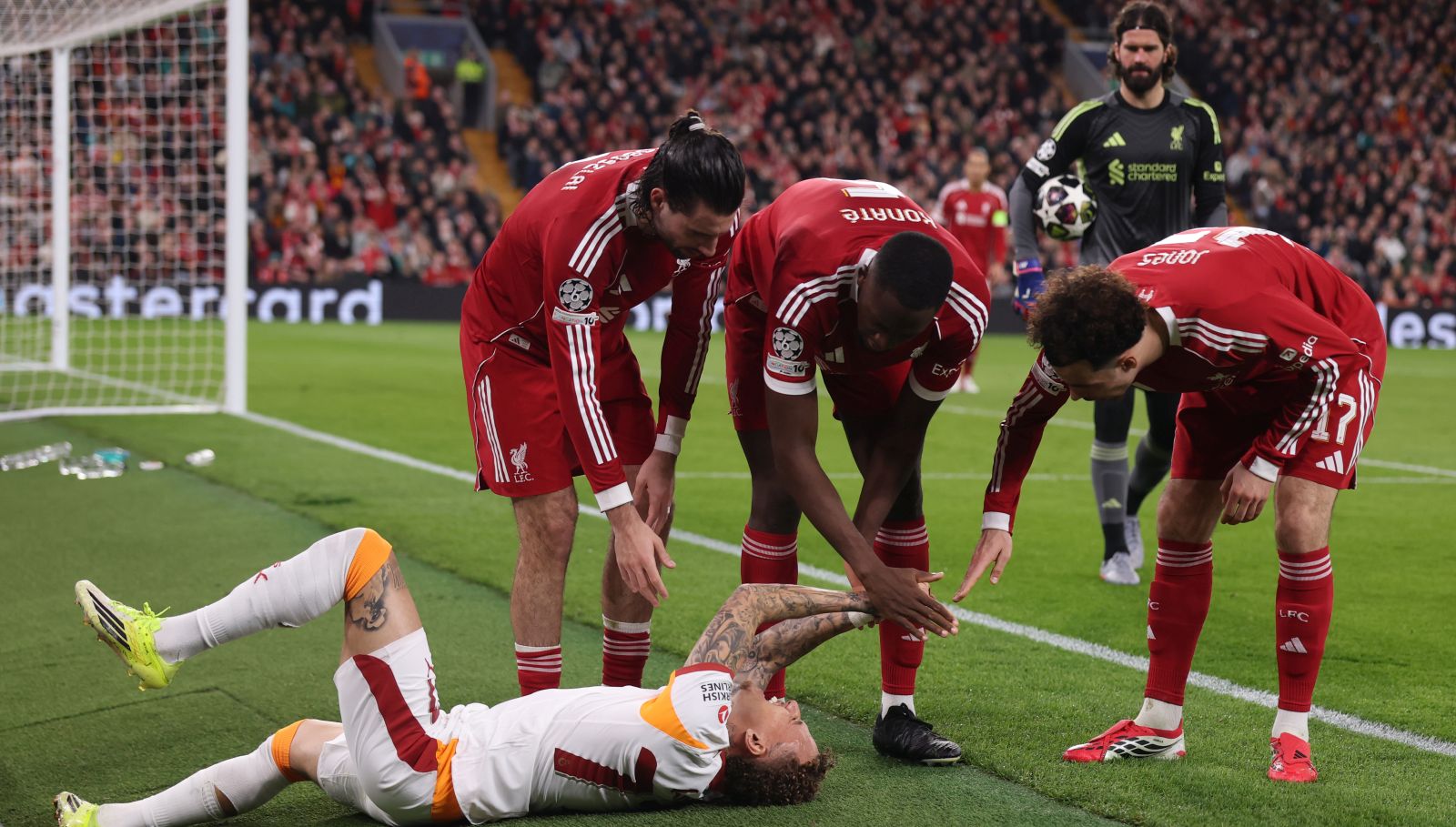 Horror Szoboszlaiék BL-meccsén: Az egyik játékos töréssel, a másik leszakadt ujjal került kórházba