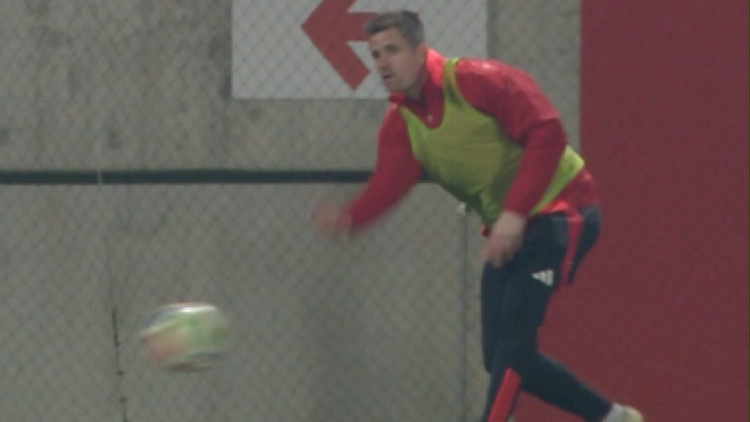 Még pályára sem lépett, már sárgát kapott: Megtrollkodta a kapuskirúgást Novothny - videó