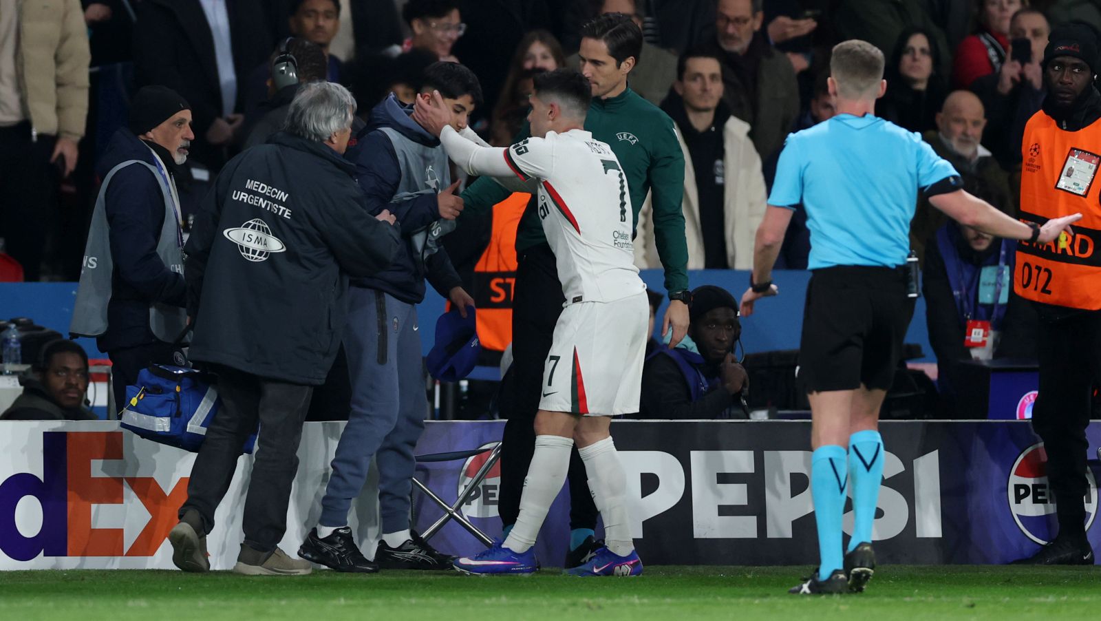 BL: A Fradi kapusának botrányos ügyét utánozta a Chelsea sztárja a fellökött labdaszedővel - videó