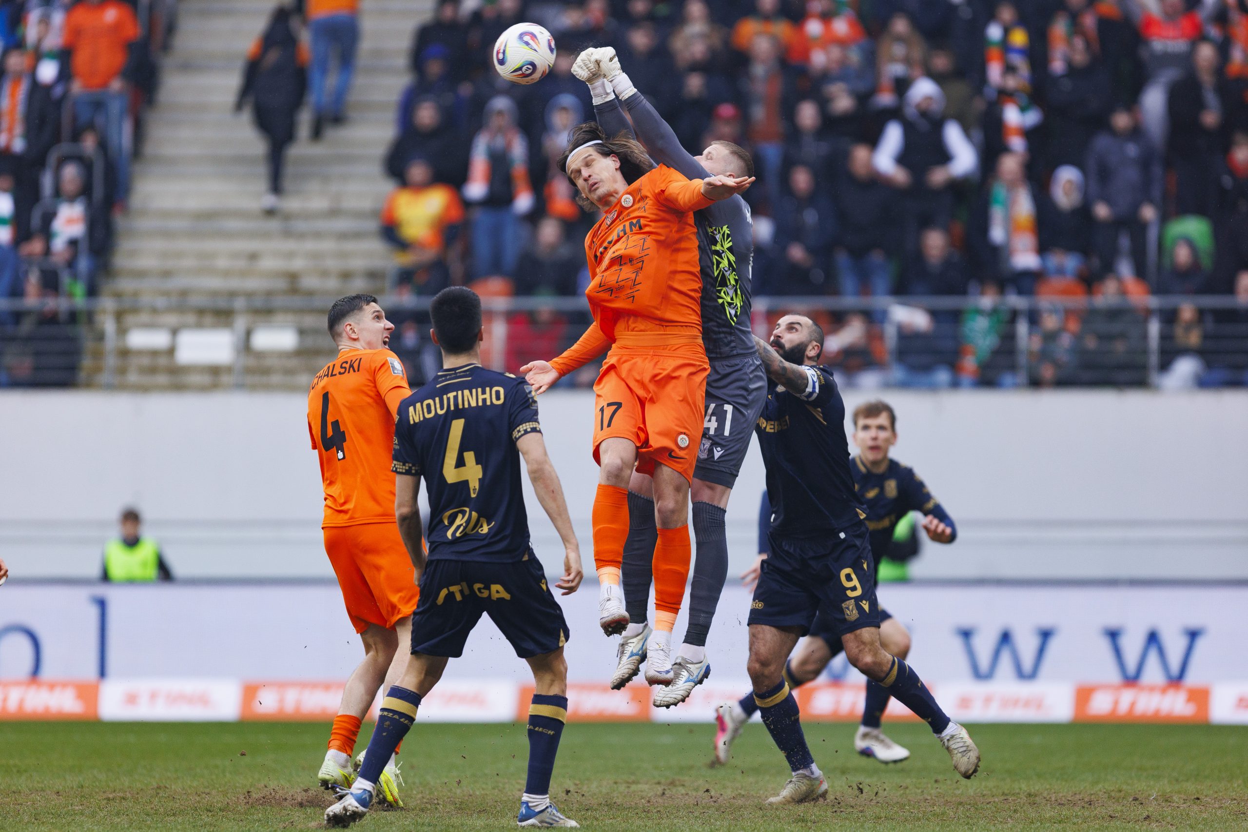 Légiósok: A magyar válogatott csatár gólt fejelt, az ex-fradistát kiállították, folytatódott a vereségszéria - videó
