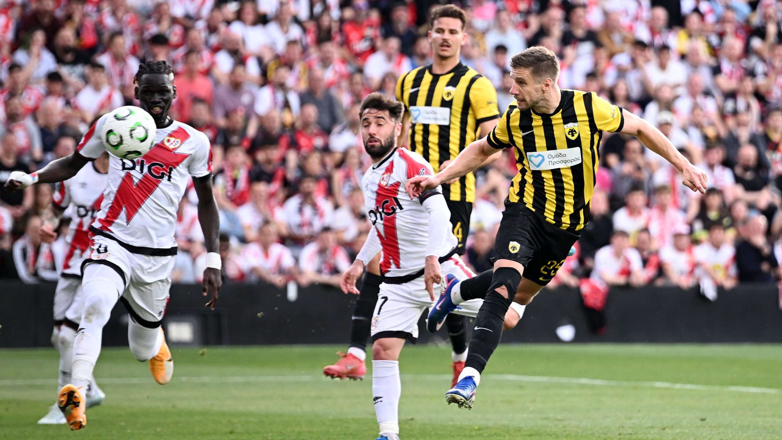 Konferencia Liga: Varga Barnabás kapufáig jutott, az AEK Athén a kiesés szélére sodródott