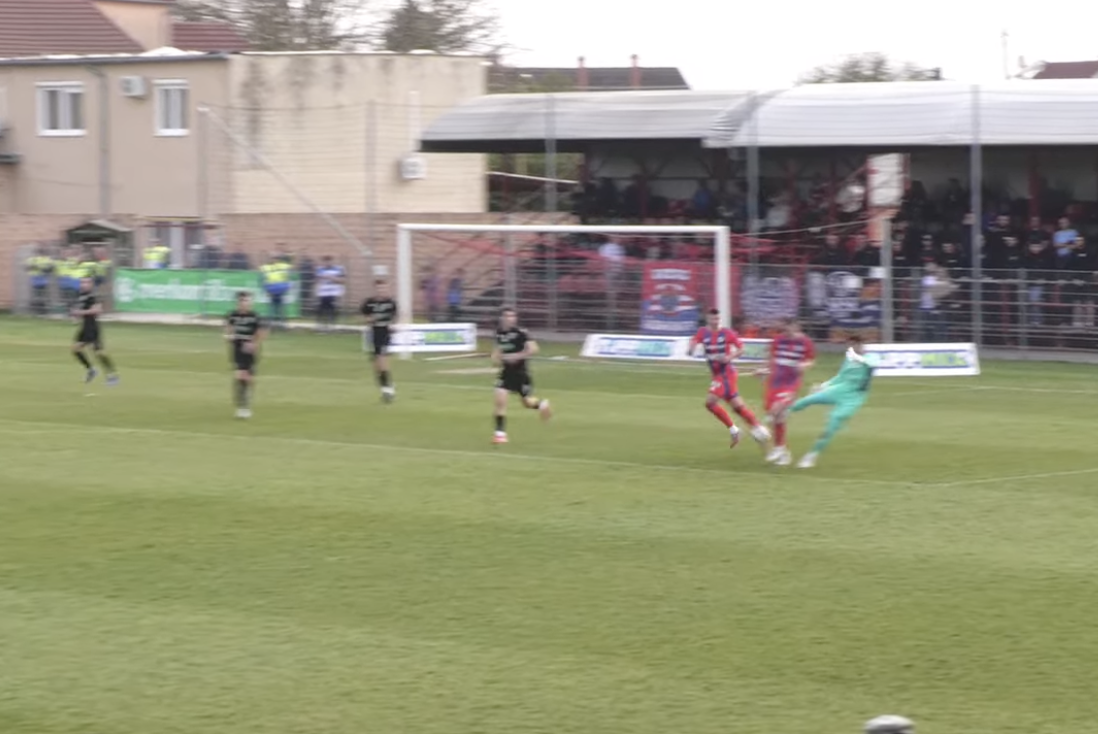 Ilyet még nem láttál: A kapus feldobta a labdát, majd agyonrúgta a Vasas csatárát - videó