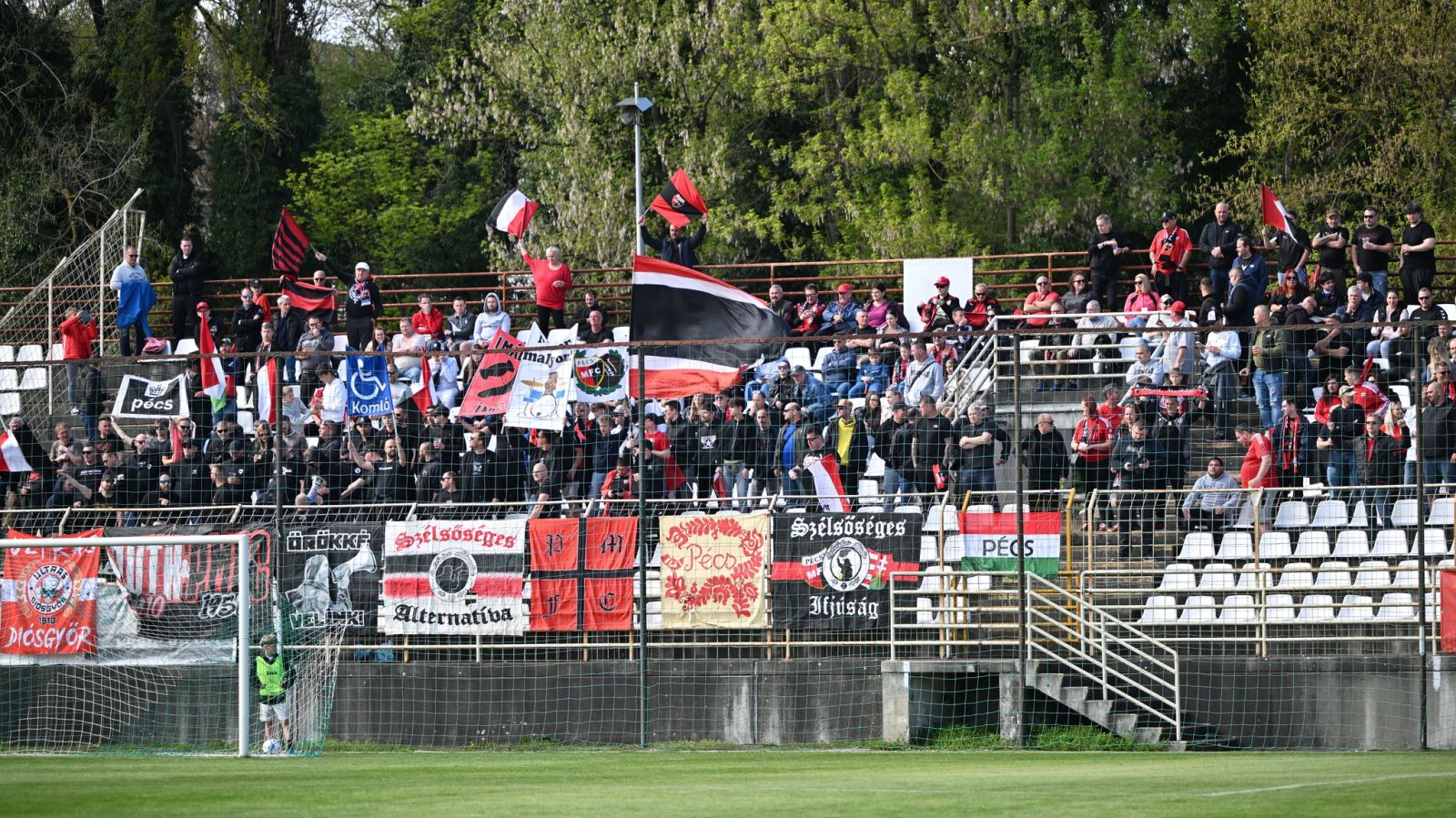 Nyolc rejtélyes szurkolóját keresi a nagymúltú magyar focicsapat