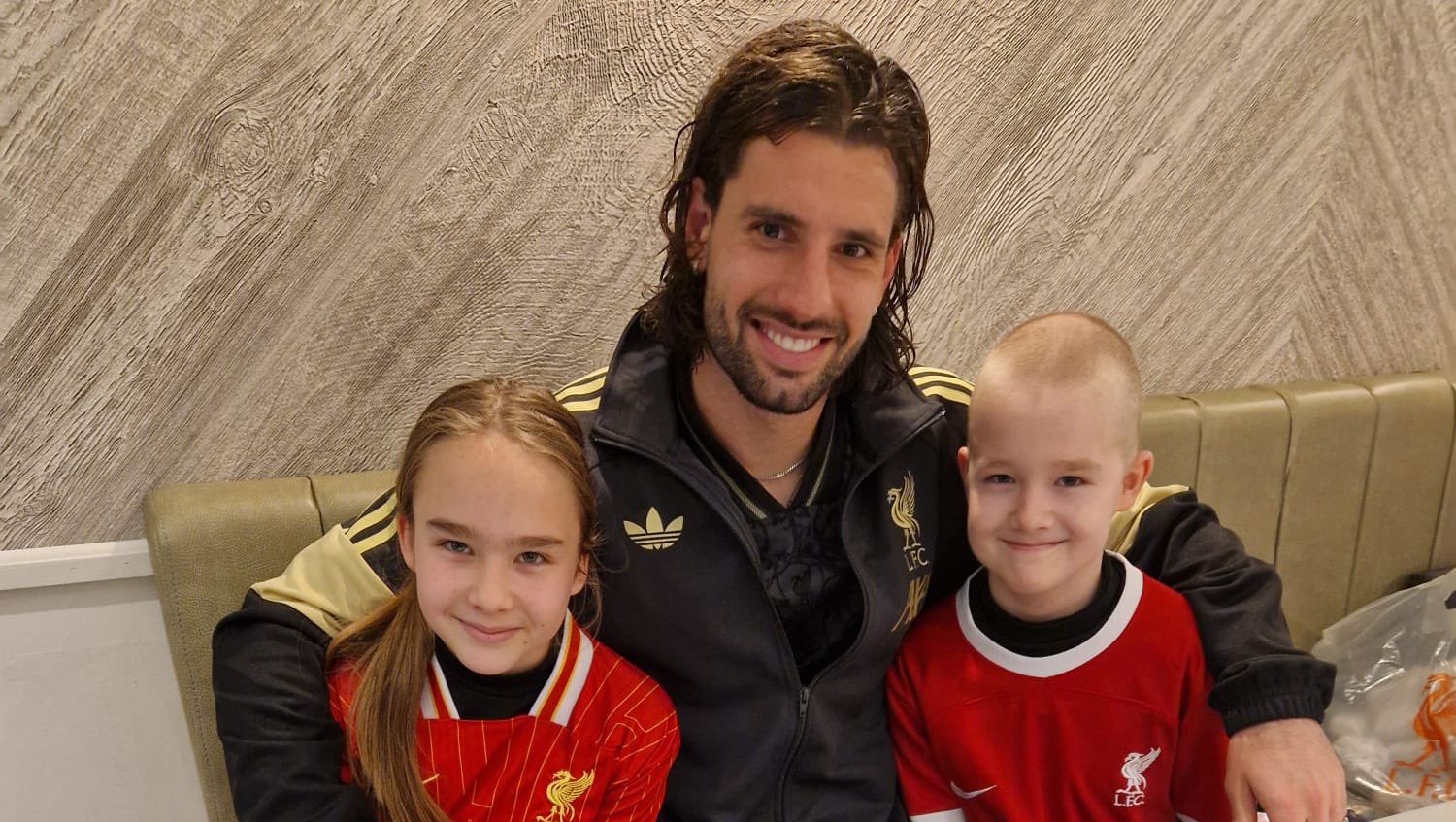 Megható pillanat: Szoboszlai Dominik egy súlyos beteg kisfiú álmát váltotta valóra