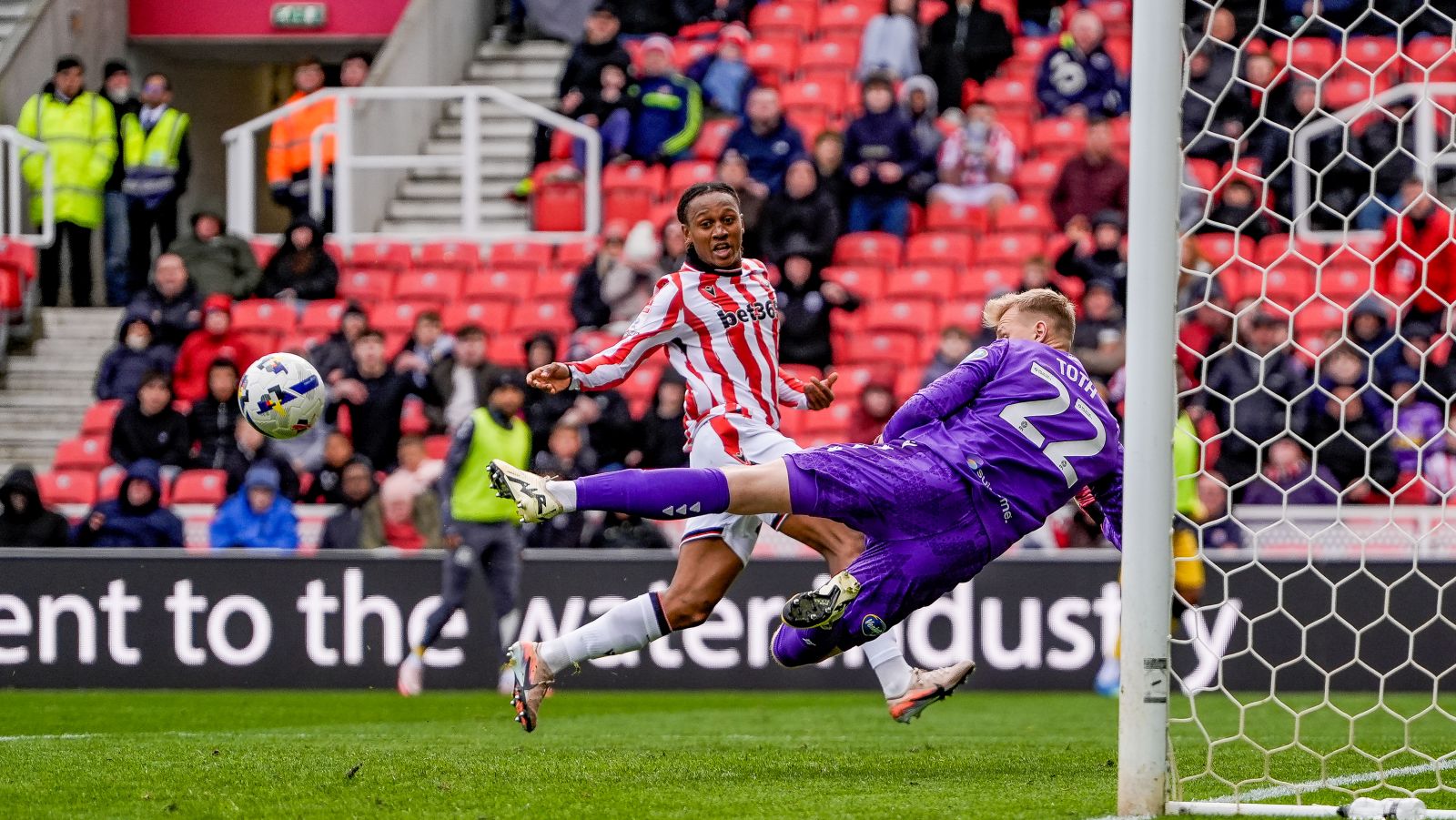 Edzője elájult a magyar válogatott bravúrkapusától Angliában: "Kivételes, óriási szerepe van" - videó