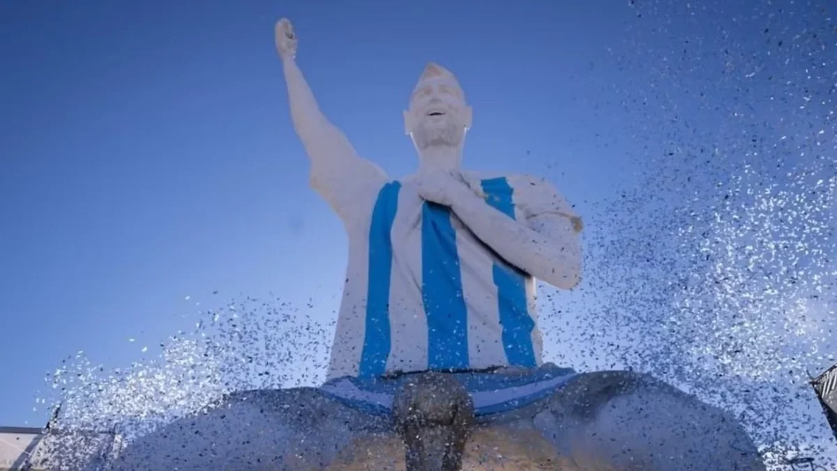 Leesik az állunk: 26 méteres, 70 tonnás szobrot kapott Messi szülőhazájában - videó