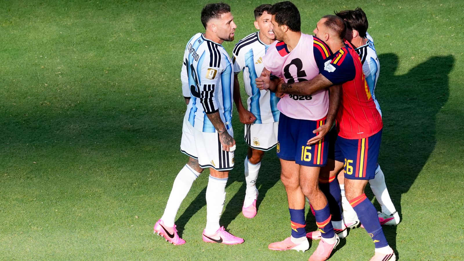 Balhé a vb-döntő után, nekiesett Rodrinak az argentin világbajnok: "Kevesebbet dumáljatok, idióta!" - videó